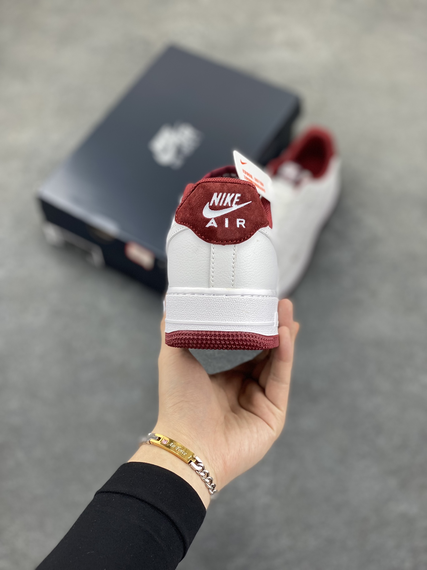 图片[4]-福利特价 Air Force 1\’ 07 酒红小勾 原楦头原纸板 打造纯正空军版型 专注外贸渠道 全掌内置蜂窝气垫 #原盒配件 原厂中底钢印、拉帮完美 货号：HM9483-001 尺码：36 36.5 37.5 38 38.5 39 40 40.5 41 42 42.5 43 44 44.5 45-选品中心