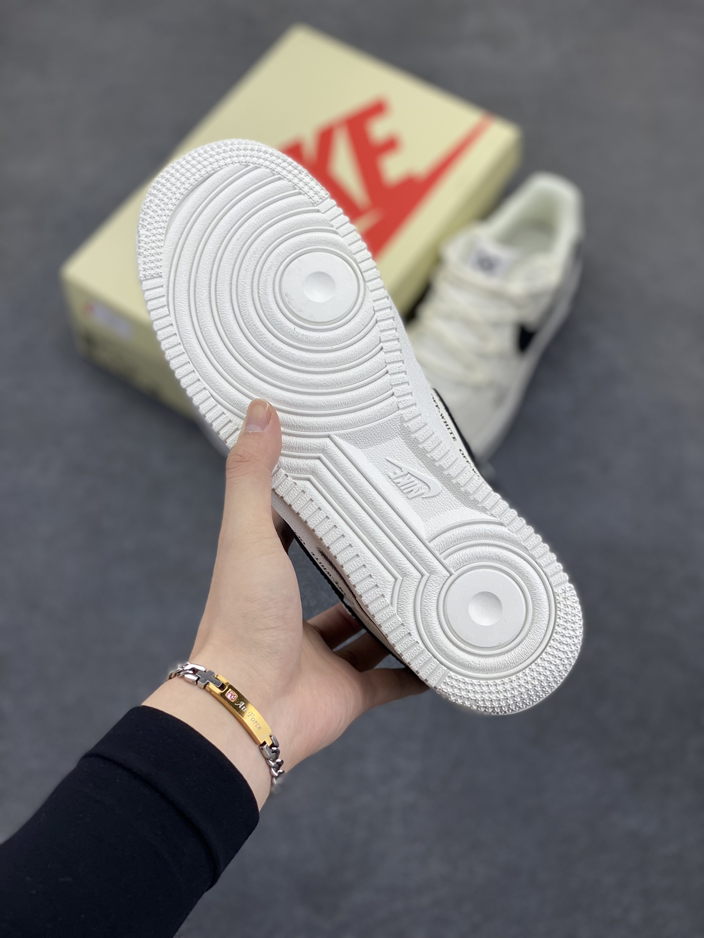 图片[5]-Nike Air Force 1 Low 07 x OFF-WHITE 白黑 原楦头原纸板 打造纯正低帮空军版型 专注外贸渠道 全掌内置蜂窝气垫 原盒配件 原厂中底钢印、拉帮完美 货号：TX-589611 尺码：36 36.5 37.5 38 38.5 39 40 40.5 41 42 42.5 43 44 44.5 45-选品中心