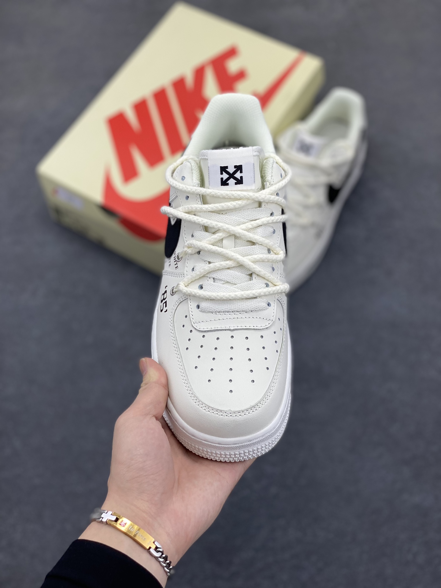 图片[2]-Nike Air Force 1 Low 07 x OFF-WHITE 白黑 原楦头原纸板 打造纯正低帮空军版型 专注外贸渠道 全掌内置蜂窝气垫 原盒配件 原厂中底钢印、拉帮完美 货号：TX-589611 尺码：36 36.5 37.5 38 38.5 39 40 40.5 41 42 42.5 43 44 44.5 45-选品中心