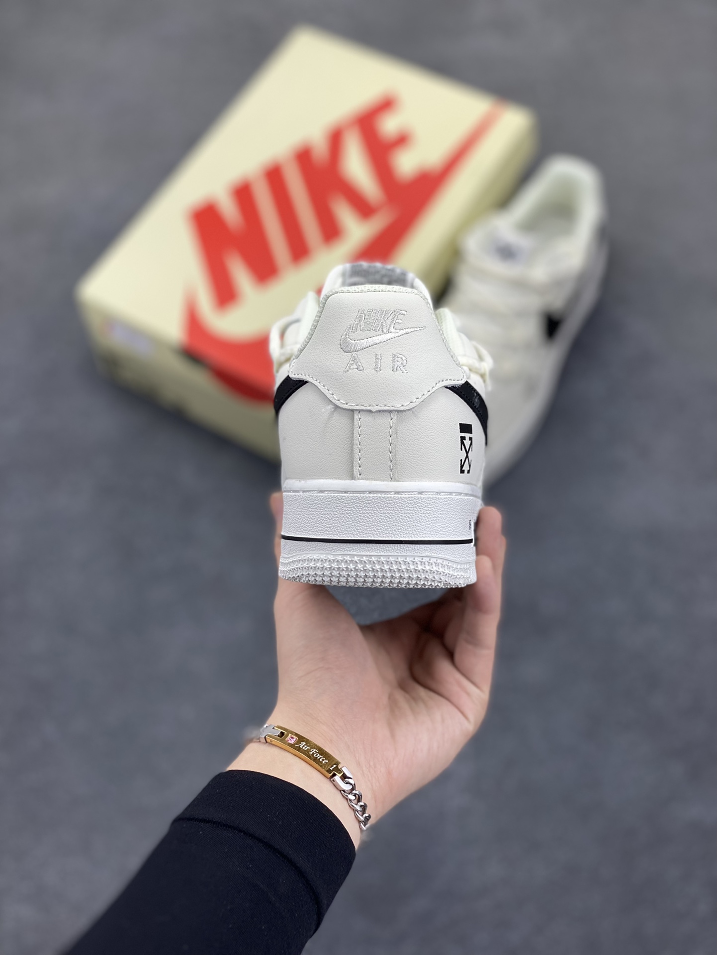 图片[4]-Nike Air Force 1 Low 07 x OFF-WHITE 白黑 原楦头原纸板 打造纯正低帮空军版型 专注外贸渠道 全掌内置蜂窝气垫 原盒配件 原厂中底钢印、拉帮完美 货号：TX-589611 尺码：36 36.5 37.5 38 38.5 39 40 40.5 41 42 42.5 43 44 44.5 45-选品中心