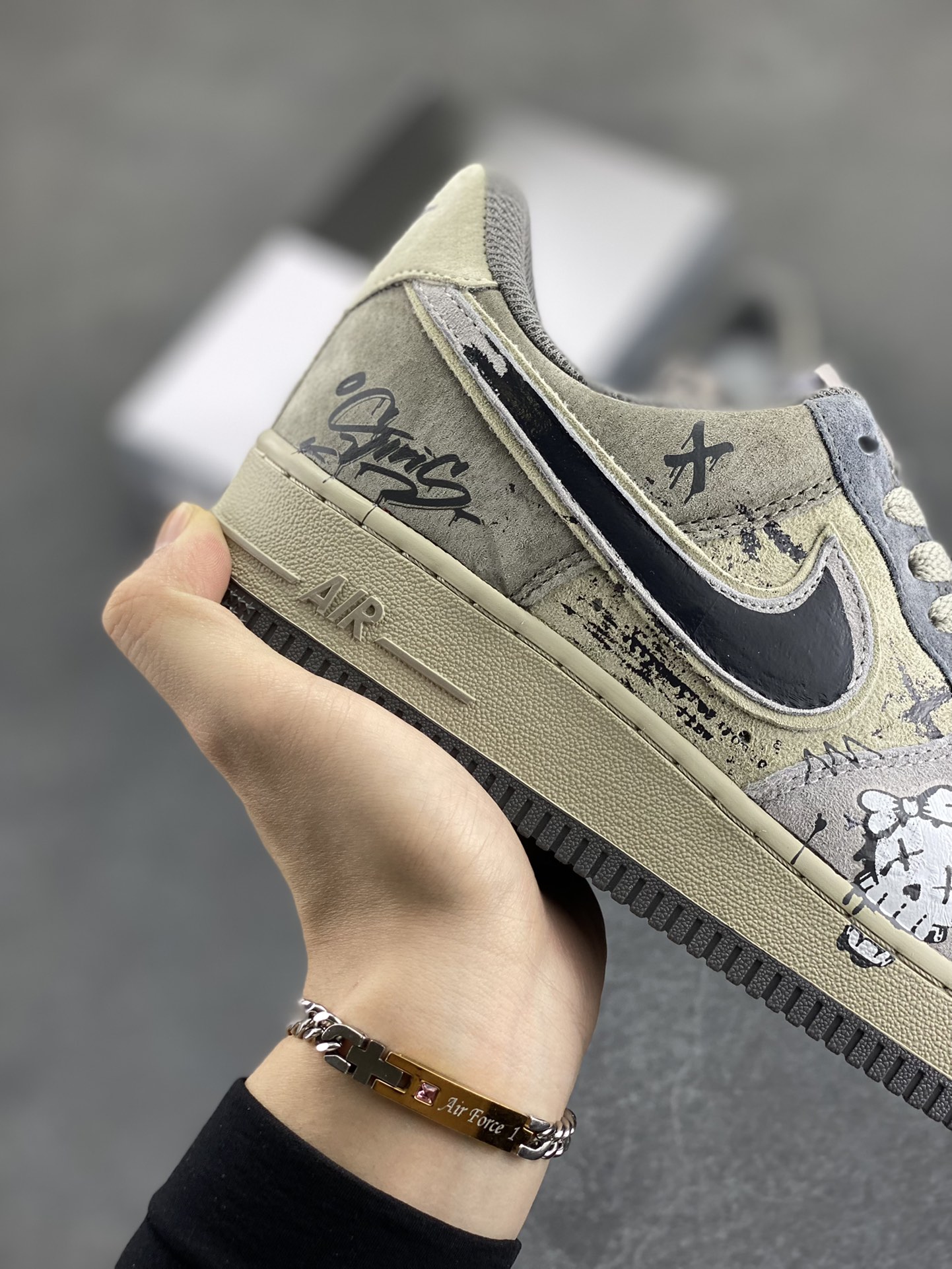 图片[6]-“暗黑骷髅”💀Nike Air Force 1 “Dark Skull”空军一号定制低帮板鞋 暗黑骷髅常出没于阴森墓地、废弃城堡和黑暗地下城。它们行动敏捷，速度远超常人想象，在黑暗中穿梭时，发出的“咔咔”声响，如同死亡的倒计时。它们毫无畏惧，被邪恶意志驱使，无情地向一切生者发起攻击 货号：YD2425-660 尺码：36 36.5 37.5 38 38.5 39 40 40.5 41 42 42.5 43 44 44.5 45-选品中心