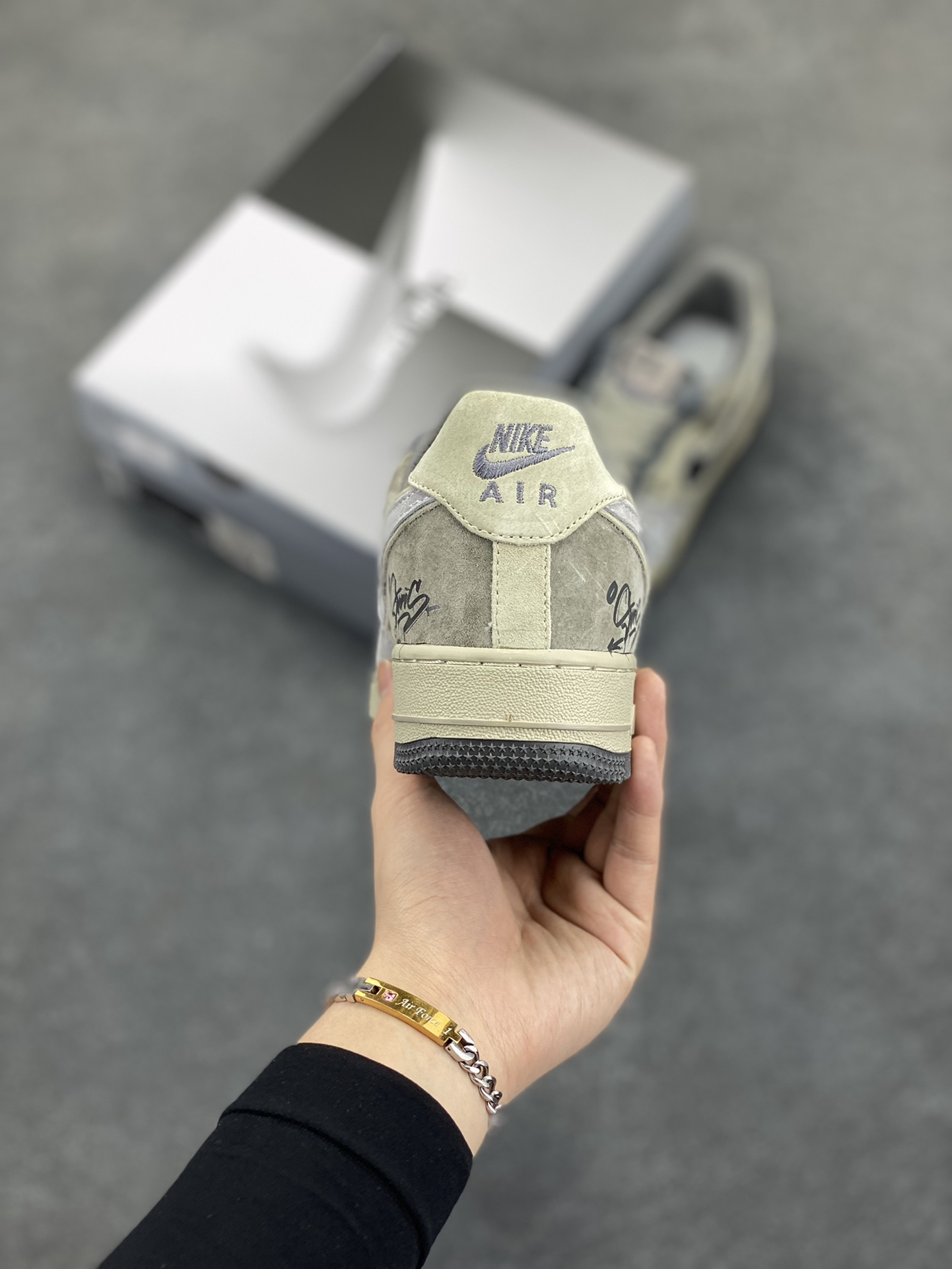 图片[4]-“暗黑骷髅”💀Nike Air Force 1 “Dark Skull”空军一号定制低帮板鞋 暗黑骷髅常出没于阴森墓地、废弃城堡和黑暗地下城。它们行动敏捷，速度远超常人想象，在黑暗中穿梭时，发出的“咔咔”声响，如同死亡的倒计时。它们毫无畏惧，被邪恶意志驱使，无情地向一切生者发起攻击 货号：YD2425-660 尺码：36 36.5 37.5 38 38.5 39 40 40.5 41 42 42.5 43 44 44.5 45-选品中心