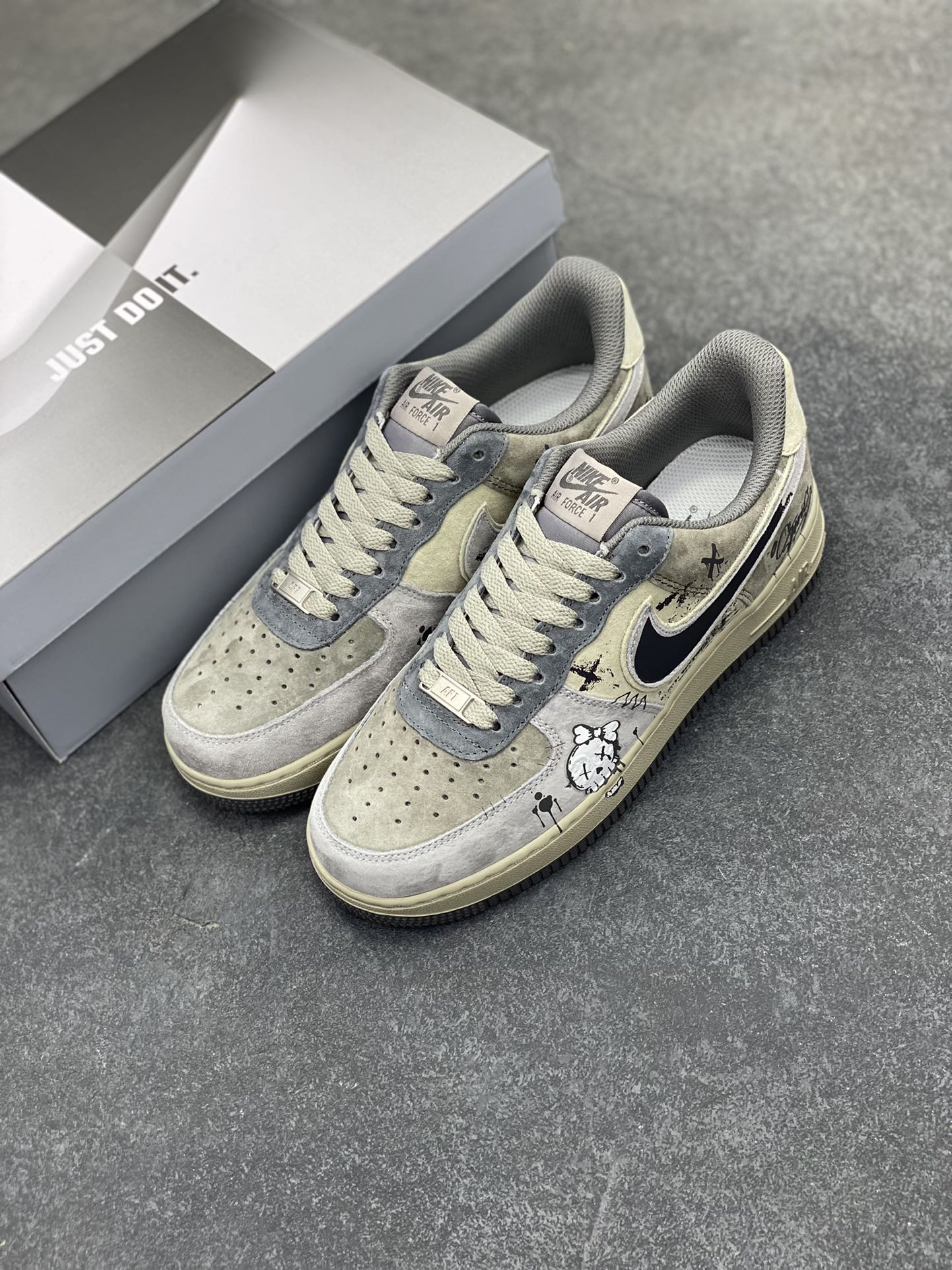 图片[8]-“暗黑骷髅”💀Nike Air Force 1 “Dark Skull”空军一号定制低帮板鞋 暗黑骷髅常出没于阴森墓地、废弃城堡和黑暗地下城。它们行动敏捷，速度远超常人想象，在黑暗中穿梭时，发出的“咔咔”声响，如同死亡的倒计时。它们毫无畏惧，被邪恶意志驱使，无情地向一切生者发起攻击 货号：YD2425-660 尺码：36 36.5 37.5 38 38.5 39 40 40.5 41 42 42.5 43 44 44.5 45-选品中心