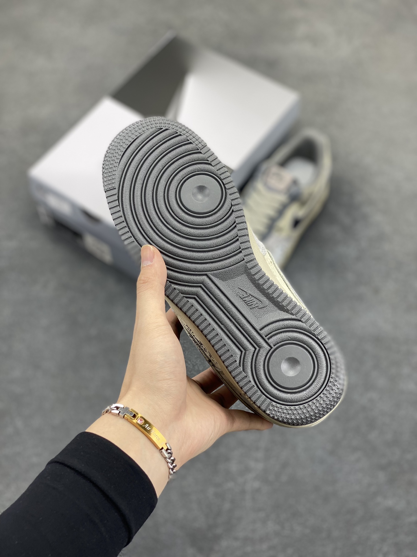 图片[5]-“暗黑骷髅”💀Nike Air Force 1 “Dark Skull”空军一号定制低帮板鞋 暗黑骷髅常出没于阴森墓地、废弃城堡和黑暗地下城。它们行动敏捷，速度远超常人想象，在黑暗中穿梭时，发出的“咔咔”声响，如同死亡的倒计时。它们毫无畏惧，被邪恶意志驱使，无情地向一切生者发起攻击 货号：YD2425-660 尺码：36 36.5 37.5 38 38.5 39 40 40.5 41 42 42.5 43 44 44.5 45-选品中心