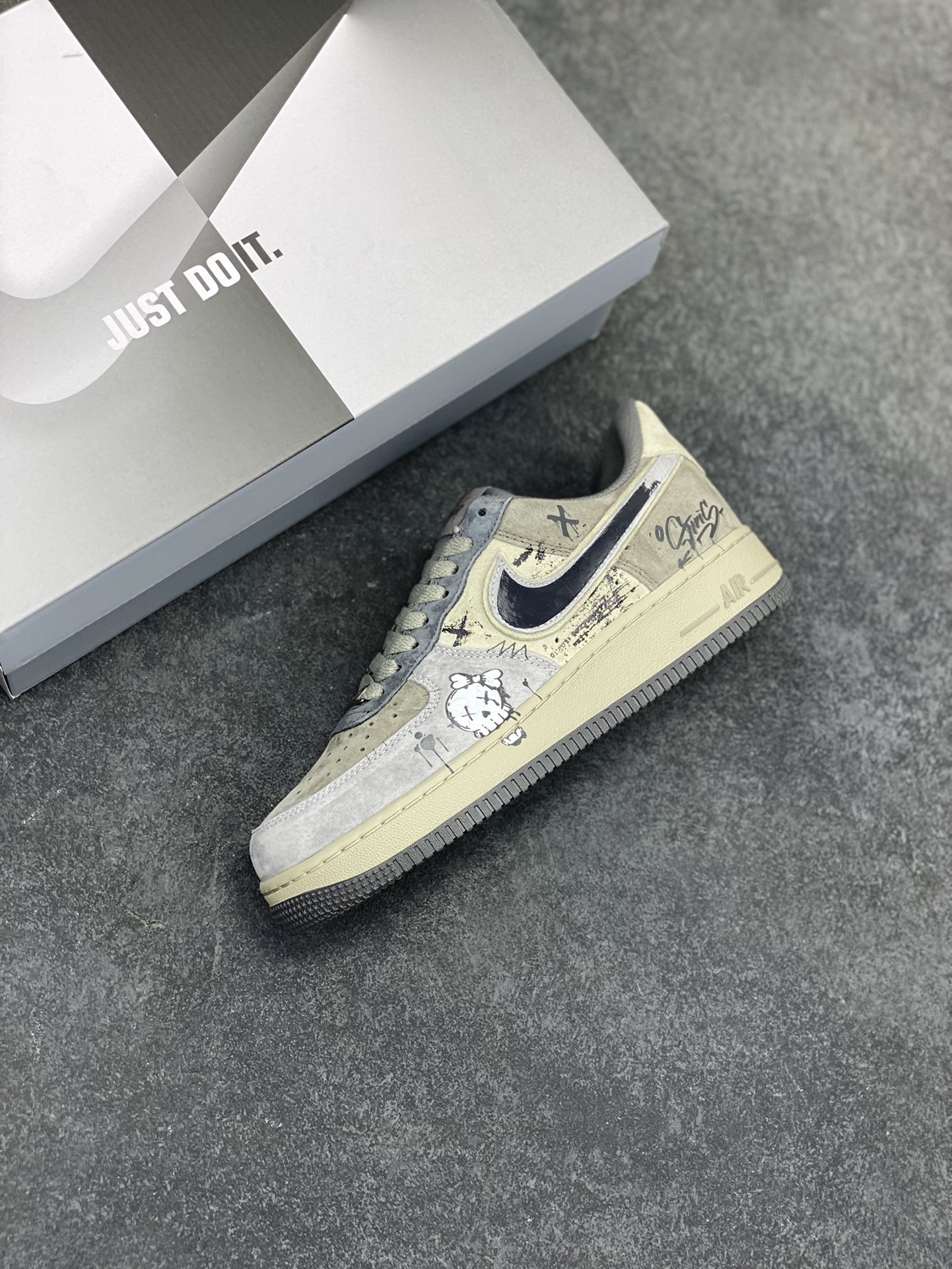 图片[7]-“暗黑骷髅”💀Nike Air Force 1 “Dark Skull”空军一号定制低帮板鞋 暗黑骷髅常出没于阴森墓地、废弃城堡和黑暗地下城。它们行动敏捷，速度远超常人想象，在黑暗中穿梭时，发出的“咔咔”声响，如同死亡的倒计时。它们毫无畏惧，被邪恶意志驱使，无情地向一切生者发起攻击 货号：YD2425-660 尺码：36 36.5 37.5 38 38.5 39 40 40.5 41 42 42.5 43 44 44.5 45-选品中心