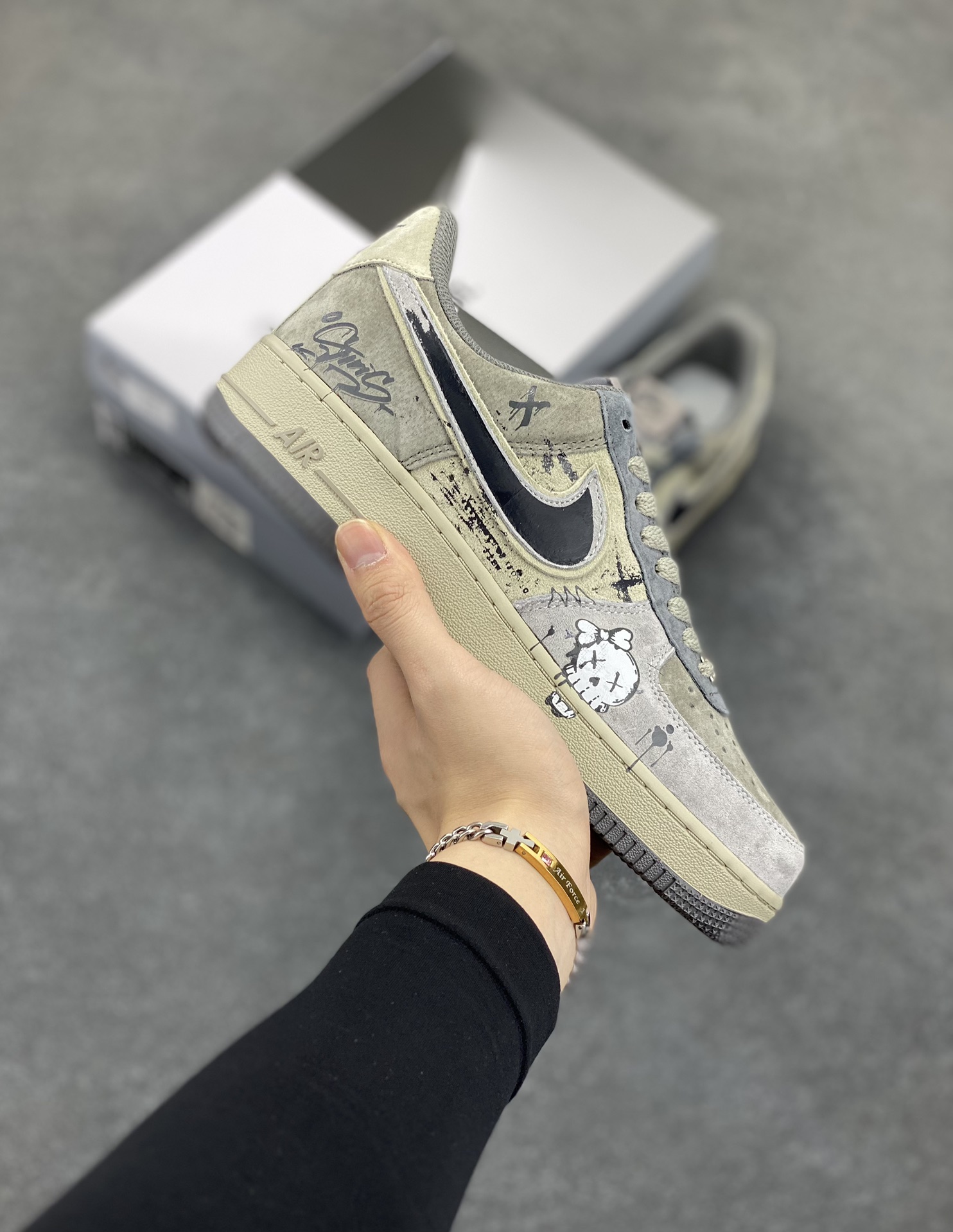 “暗黑骷髅”💀Nike Air Force 1 “Dark Skull”空军一号定制低帮板鞋 暗黑骷髅常出没于阴森墓地、废弃城堡和黑暗地下城。它们行动敏捷，速度远超常人想象，在黑暗中穿梭时，发出的“咔咔”声响，如同死亡的倒计时。它们毫无畏惧，被邪恶意志驱使，无情地向一切生者发起攻击 货号：YD2425-660 尺码：36 36.5 37.5 38 38.5 39 40 40.5 41 42 42.5 43 44 44.5 45-选品中心