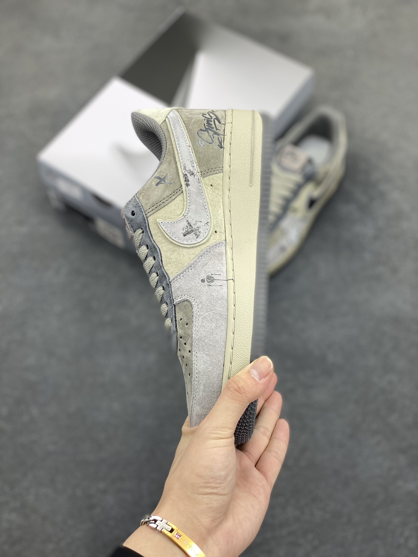 图片[3]-“暗黑骷髅”💀Nike Air Force 1 “Dark Skull”空军一号定制低帮板鞋 暗黑骷髅常出没于阴森墓地、废弃城堡和黑暗地下城。它们行动敏捷，速度远超常人想象，在黑暗中穿梭时，发出的“咔咔”声响，如同死亡的倒计时。它们毫无畏惧，被邪恶意志驱使，无情地向一切生者发起攻击 货号：YD2425-660 尺码：36 36.5 37.5 38 38.5 39 40 40.5 41 42 42.5 43 44 44.5 45-选品中心