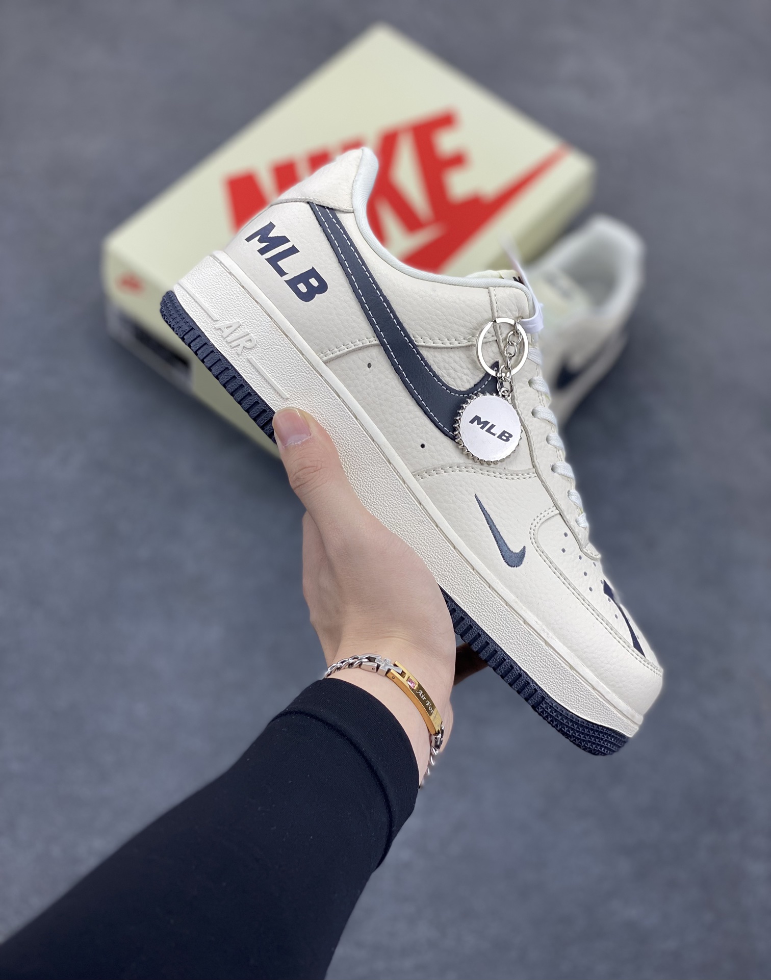 NIke Air Force 1 \’07 Low “MLB联名——鞋面涂鸦”空军一号 低帮 运动鞋 休闲鞋 折边针车 工艺难度大 原楦头原纸板 原装鞋盒 定制五金配件 内置全掌气垫 原厂鞋底 货号:DF0188-051 尺码:36 36.5 37.5 38 38.5 39 40 40.5 41 42 42.5 43 44 44.5 45-选品中心
