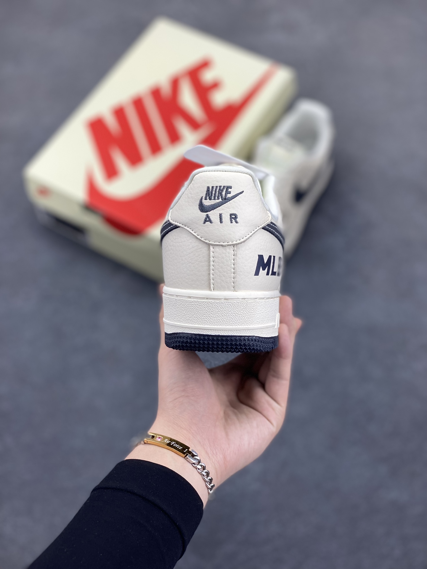 图片[4]-NIke Air Force 1 \’07 Low “MLB联名——鞋面涂鸦”空军一号 低帮 运动鞋 休闲鞋 折边针车 工艺难度大 原楦头原纸板 原装鞋盒 定制五金配件 内置全掌气垫 原厂鞋底 货号：DF0188-051 尺码：36 36.5 37.5 38 38.5 39 40 40.5 41 42 42.5 43 44 44.5 45-选品中心