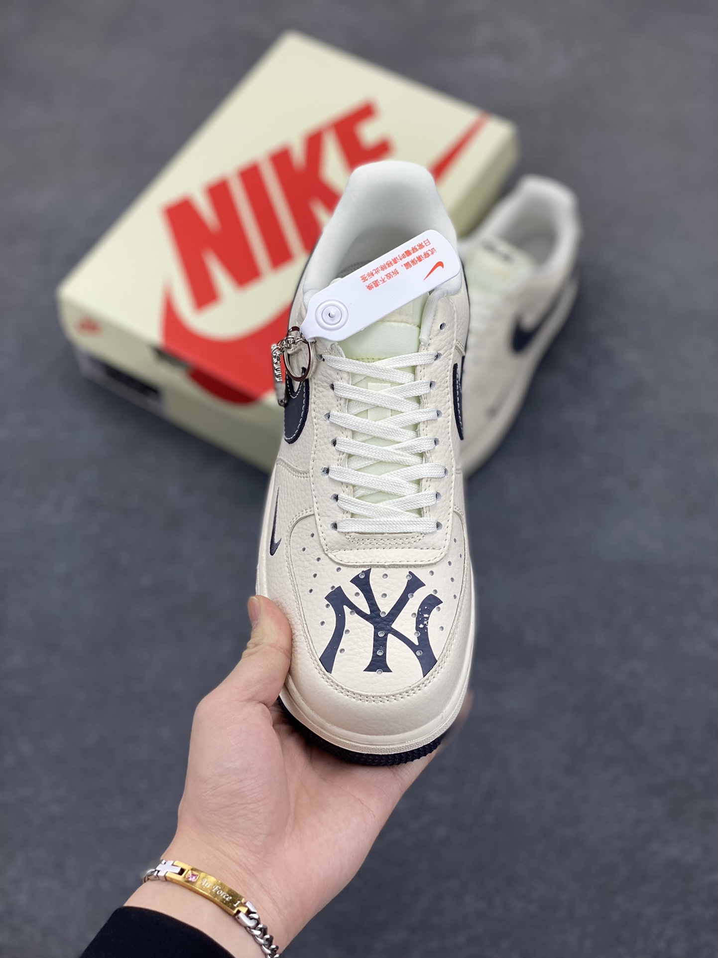 图片[2]-NIke Air Force 1 \’07 Low “MLB联名——鞋面涂鸦”空军一号 低帮 运动鞋 休闲鞋 折边针车 工艺难度大 原楦头原纸板 原装鞋盒 定制五金配件 内置全掌气垫 原厂鞋底 货号：DF0188-051 尺码：36 36.5 37.5 38 38.5 39 40 40.5 41 42 42.5 43 44 44.5 45-选品中心