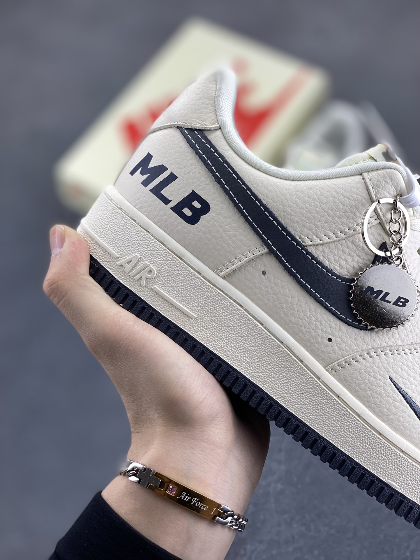 图片[6]-NIke Air Force 1 \’07 Low “MLB联名——鞋面涂鸦”空军一号 低帮 运动鞋 休闲鞋 折边针车 工艺难度大 原楦头原纸板 原装鞋盒 定制五金配件 内置全掌气垫 原厂鞋底 货号：DF0188-051 尺码：36 36.5 37.5 38 38.5 39 40 40.5 41 42 42.5 43 44 44.5 45-选品中心
