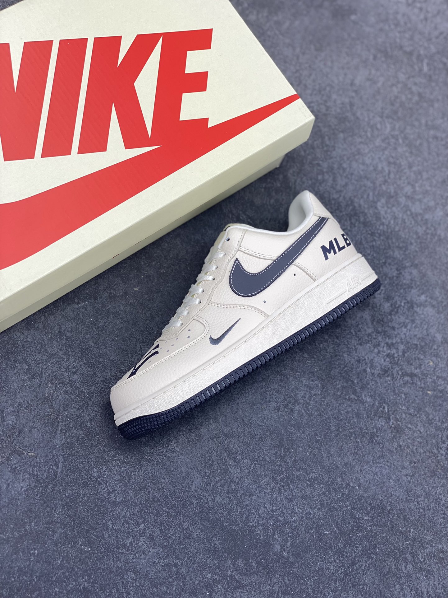 图片[7]-NIke Air Force 1 \’07 Low “MLB联名——鞋面涂鸦”空军一号 低帮 运动鞋 休闲鞋 折边针车 工艺难度大 原楦头原纸板 原装鞋盒 定制五金配件 内置全掌气垫 原厂鞋底 货号：DF0188-051 尺码：36 36.5 37.5 38 38.5 39 40 40.5 41 42 42.5 43 44 44.5 45-选品中心