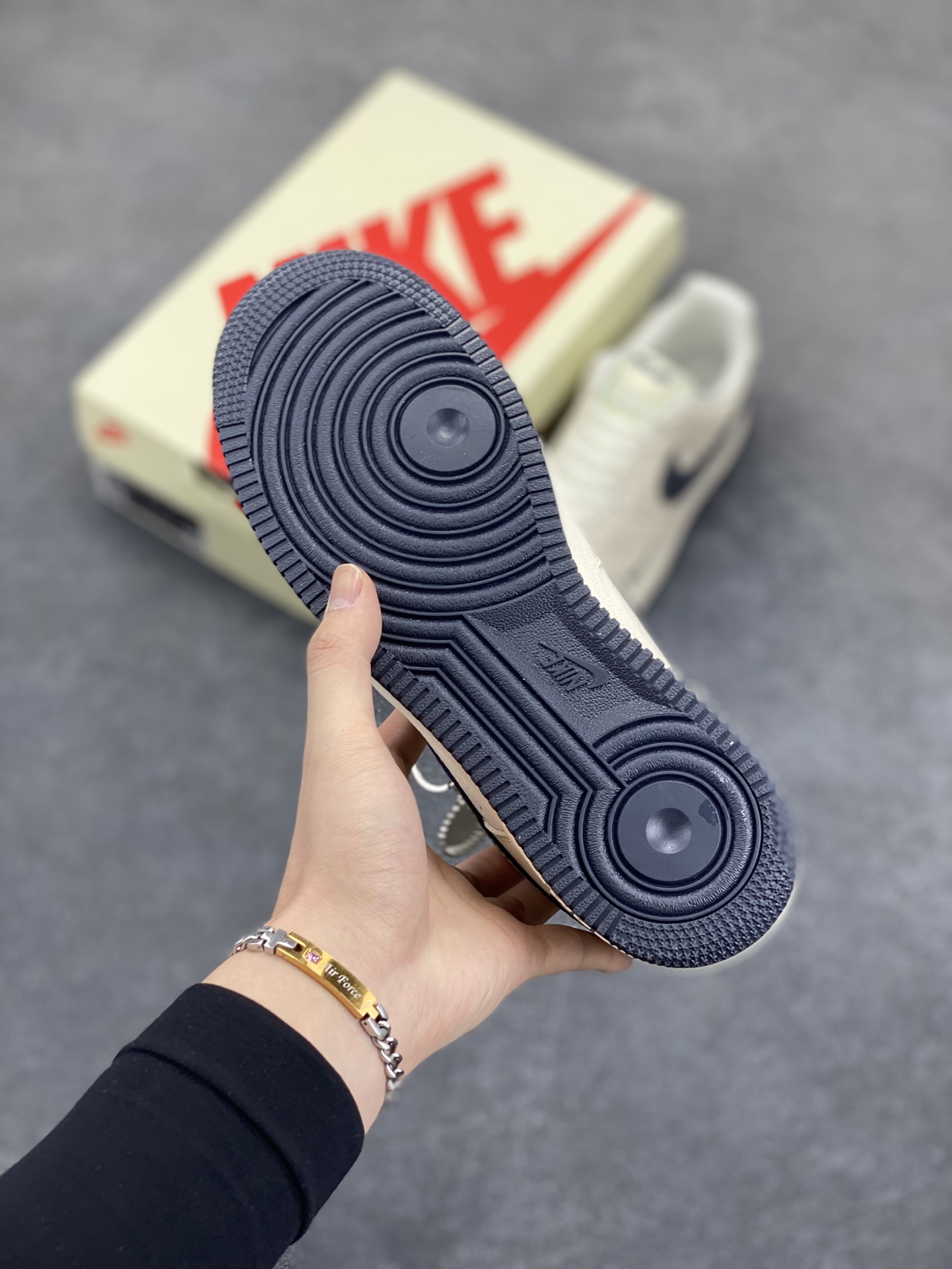 图片[5]-NIke Air Force 1 \’07 Low “MLB联名——鞋面涂鸦”空军一号 低帮 运动鞋 休闲鞋 折边针车 工艺难度大 原楦头原纸板 原装鞋盒 定制五金配件 内置全掌气垫 原厂鞋底 货号：DF0188-051 尺码：36 36.5 37.5 38 38.5 39 40 40.5 41 42 42.5 43 44 44.5 45-选品中心