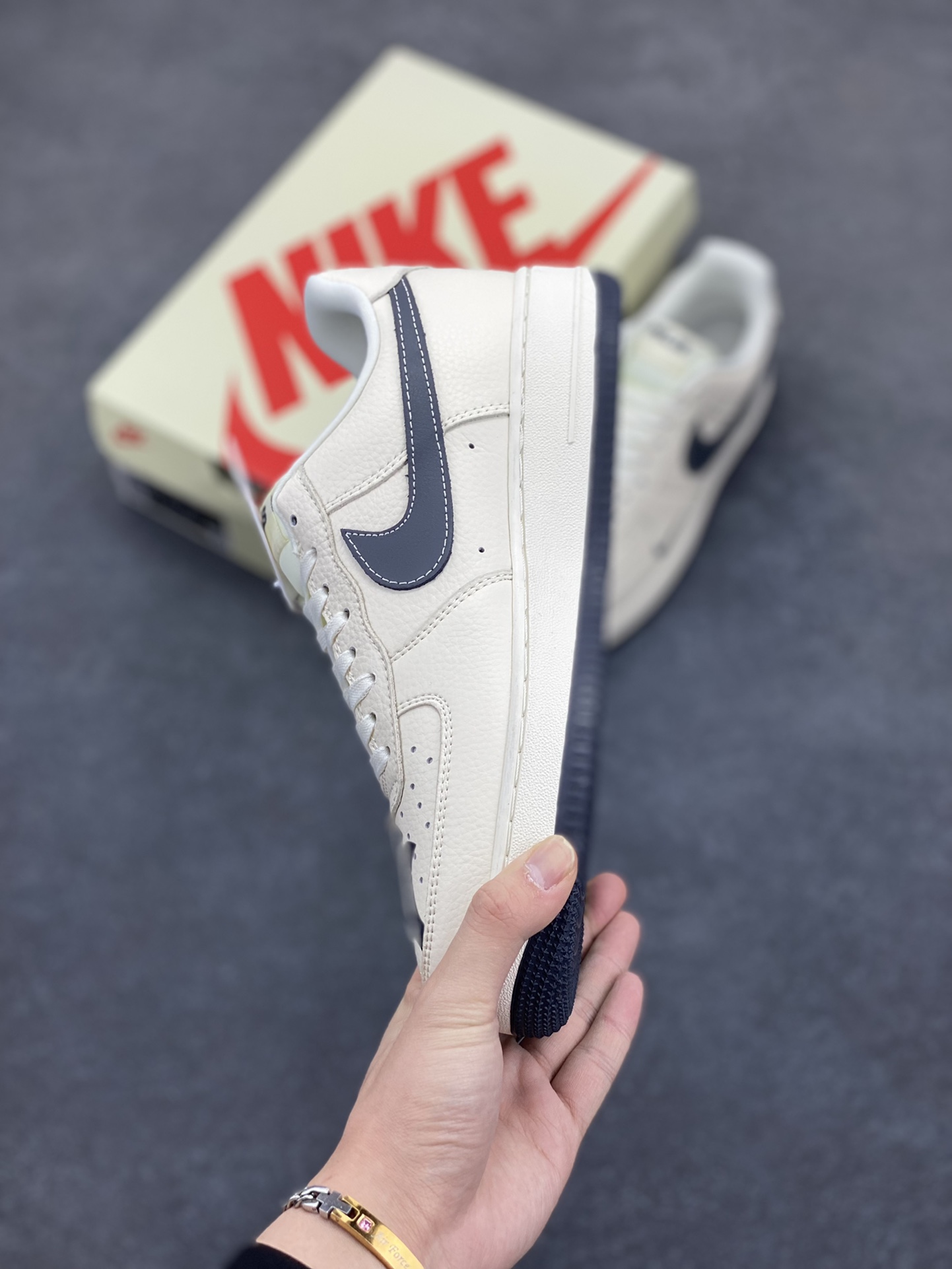 图片[3]-NIke Air Force 1 \’07 Low “MLB联名——鞋面涂鸦”空军一号 低帮 运动鞋 休闲鞋 折边针车 工艺难度大 原楦头原纸板 原装鞋盒 定制五金配件 内置全掌气垫 原厂鞋底 货号：DF0188-051 尺码：36 36.5 37.5 38 38.5 39 40 40.5 41 42 42.5 43 44 44.5 45-选品中心