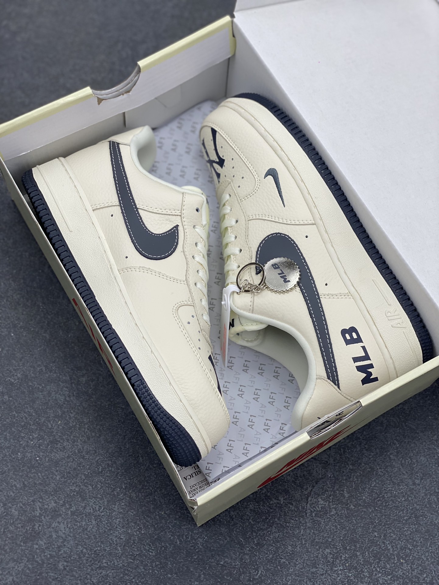 图片[9]-NIke Air Force 1 \’07 Low “MLB联名——鞋面涂鸦”空军一号 低帮 运动鞋 休闲鞋 折边针车 工艺难度大 原楦头原纸板 原装鞋盒 定制五金配件 内置全掌气垫 原厂鞋底 货号：DF0188-051 尺码：36 36.5 37.5 38 38.5 39 40 40.5 41 42 42.5 43 44 44.5 45-选品中心