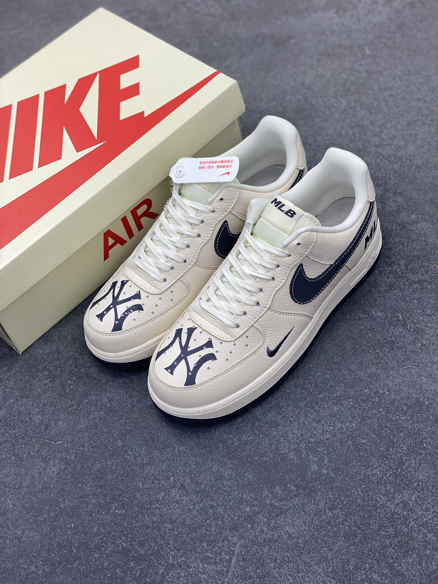 图片[8]-NIke Air Force 1 \’07 Low “MLB联名——鞋面涂鸦”空军一号 低帮 运动鞋 休闲鞋 折边针车 工艺难度大 原楦头原纸板 原装鞋盒 定制五金配件 内置全掌气垫 原厂鞋底 货号：DF0188-051 尺码：36 36.5 37.5 38 38.5 39 40 40.5 41 42 42.5 43 44 44.5 45-选品中心