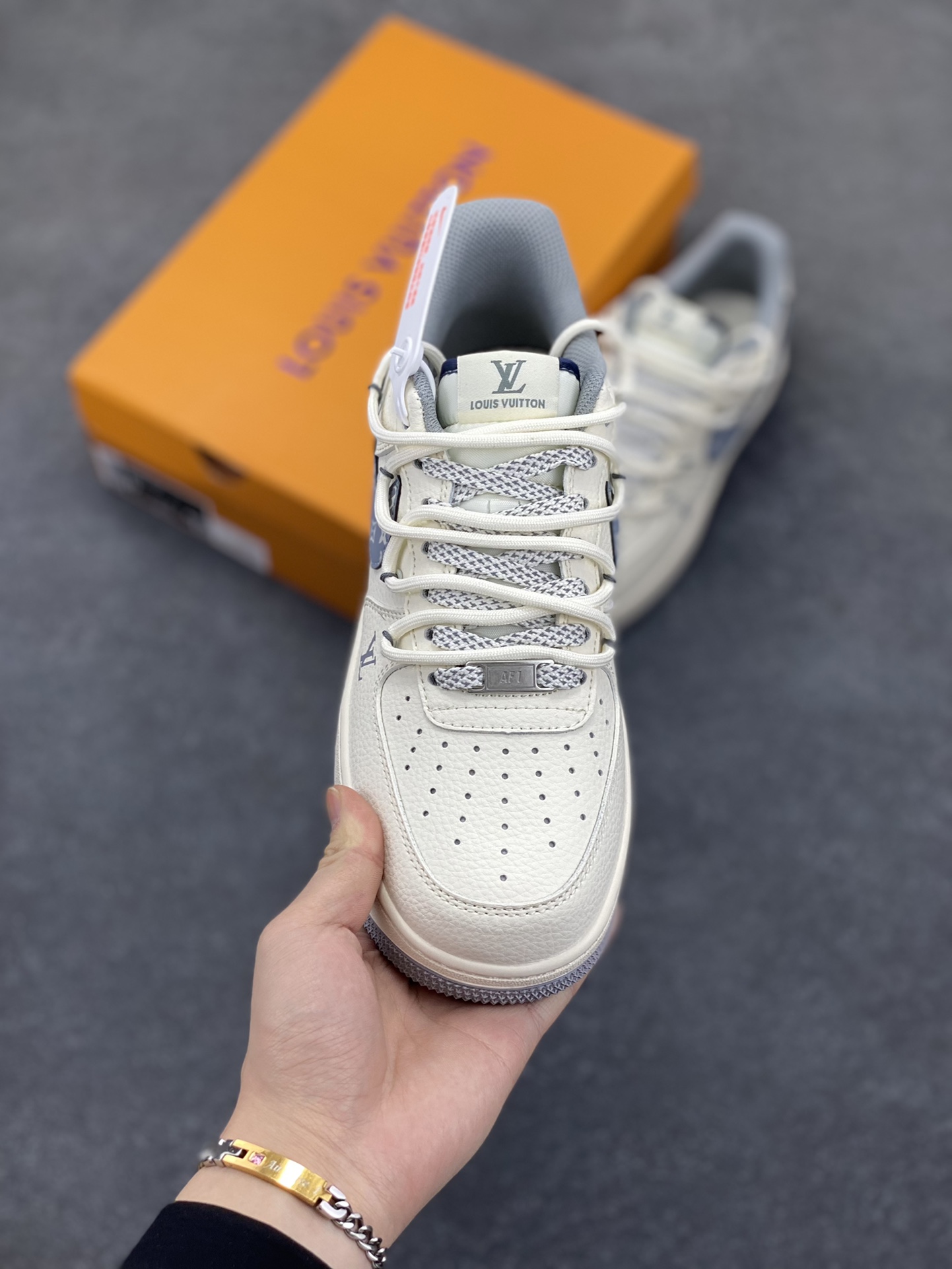 图片[2]-NIke Air Force 1 \’07 Low “LV联名——灰花纹抽绳”空军一号 低帮 运动鞋 休闲鞋 折边针车 工艺难度大 原楦头原纸板 原装鞋盒 定制五金配件 内置全掌气垫 原厂鞋底 货号：DM6868-065 尺码：36 36.5 37.5 38 38.5 39 40 40.5 41 42 42.5 43 44 44.5 45-选品中心