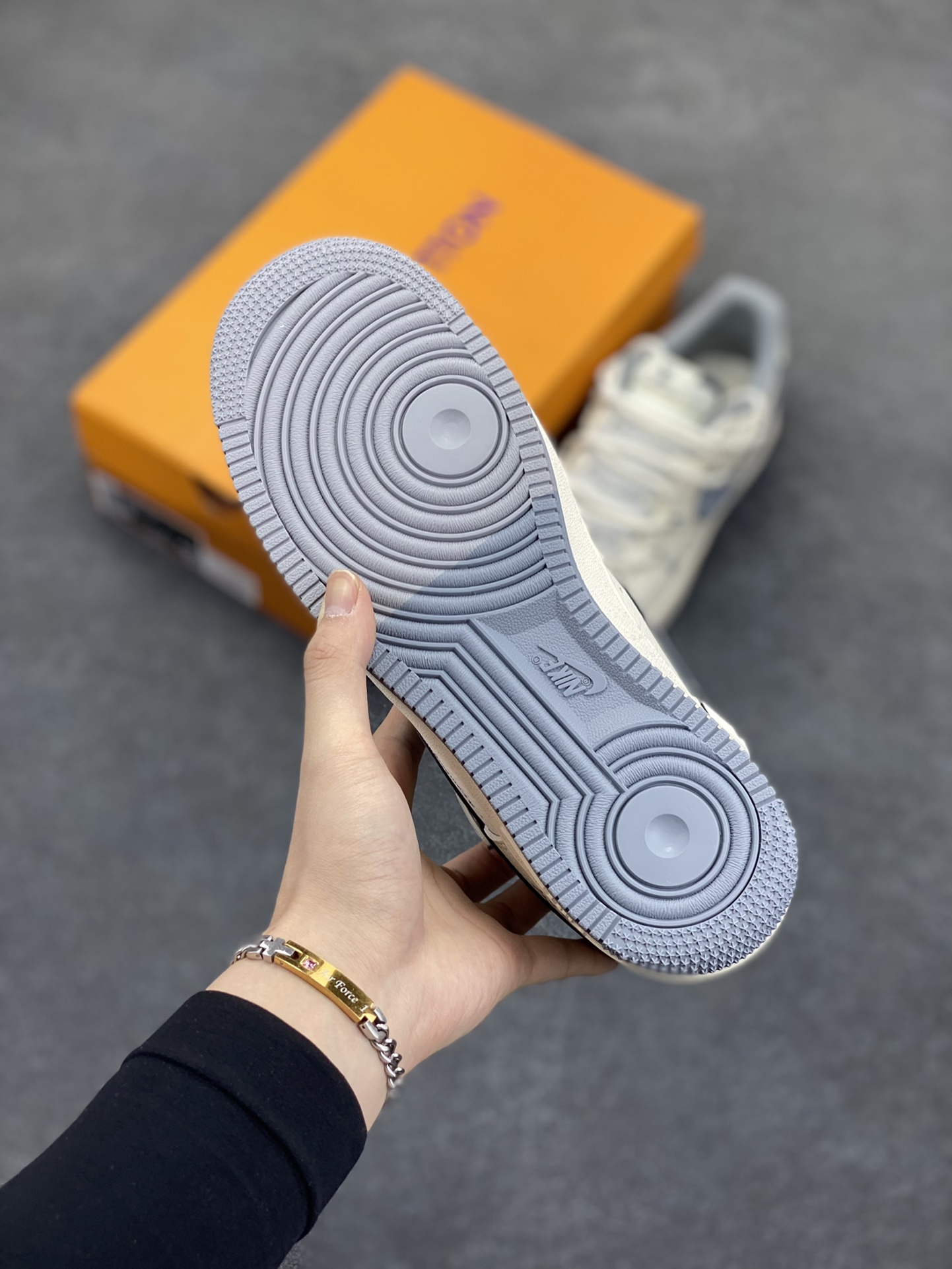 图片[5]-NIke Air Force 1 \’07 Low “LV联名——灰花纹抽绳”空军一号 低帮 运动鞋 休闲鞋 折边针车 工艺难度大 原楦头原纸板 原装鞋盒 定制五金配件 内置全掌气垫 原厂鞋底 货号：DM6868-065 尺码：36 36.5 37.5 38 38.5 39 40 40.5 41 42 42.5 43 44 44.5 45-选品中心