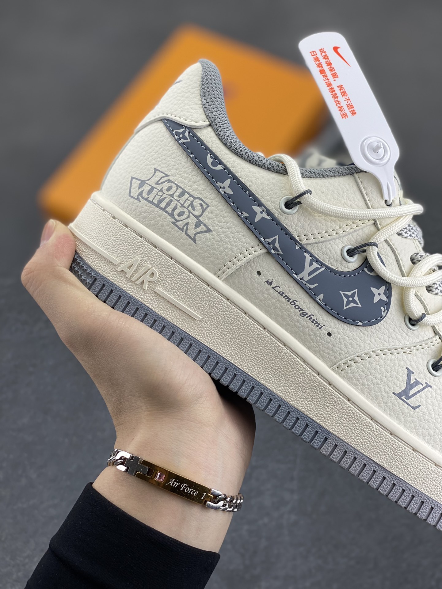 图片[6]-NIke Air Force 1 \’07 Low “LV联名——灰花纹抽绳”空军一号 低帮 运动鞋 休闲鞋 折边针车 工艺难度大 原楦头原纸板 原装鞋盒 定制五金配件 内置全掌气垫 原厂鞋底 货号：DM6868-065 尺码：36 36.5 37.5 38 38.5 39 40 40.5 41 42 42.5 43 44 44.5 45-选品中心