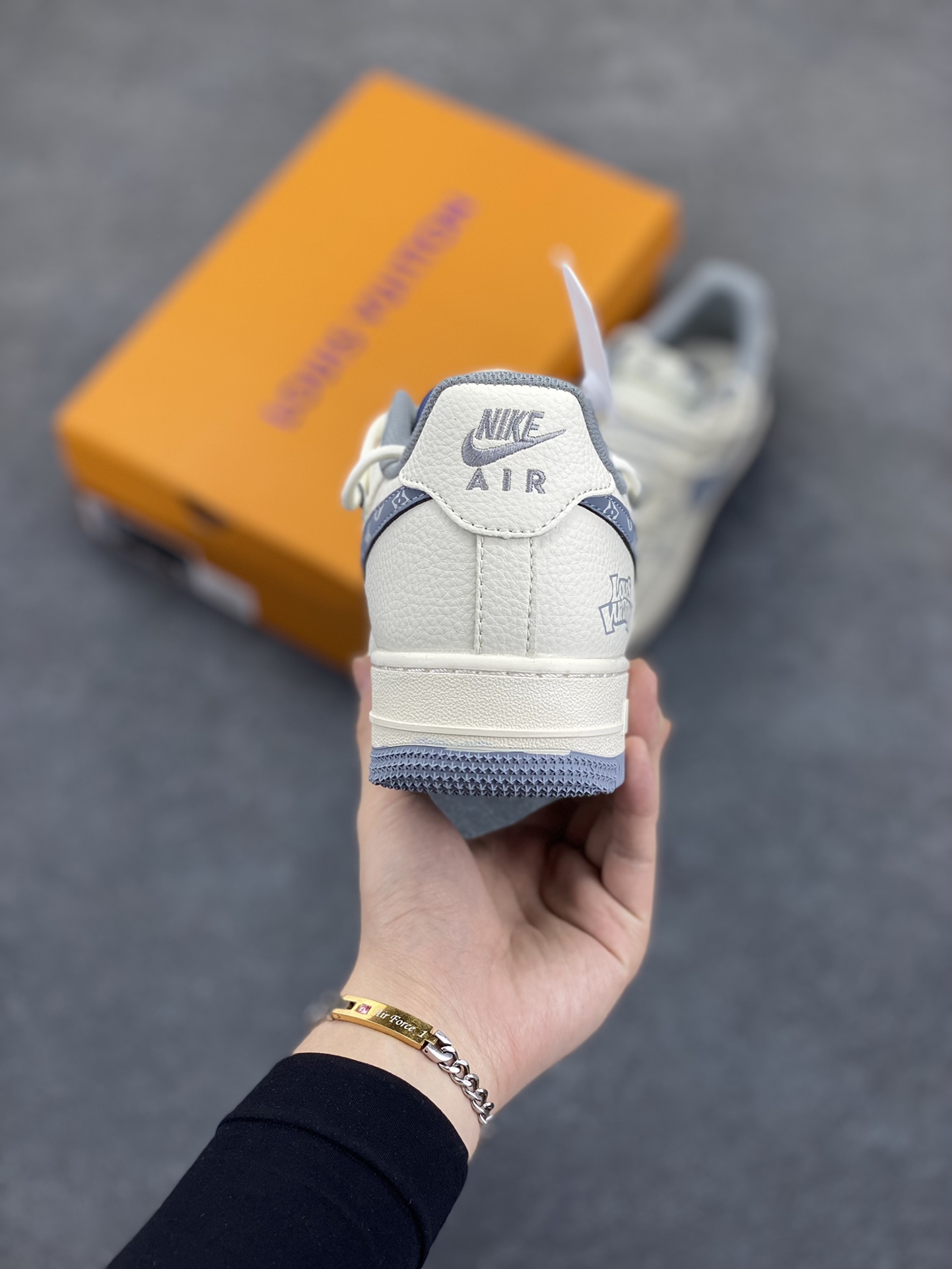 图片[4]-NIke Air Force 1 \’07 Low “LV联名——灰花纹抽绳”空军一号 低帮 运动鞋 休闲鞋 折边针车 工艺难度大 原楦头原纸板 原装鞋盒 定制五金配件 内置全掌气垫 原厂鞋底 货号：DM6868-065 尺码：36 36.5 37.5 38 38.5 39 40 40.5 41 42 42.5 43 44 44.5 45-选品中心