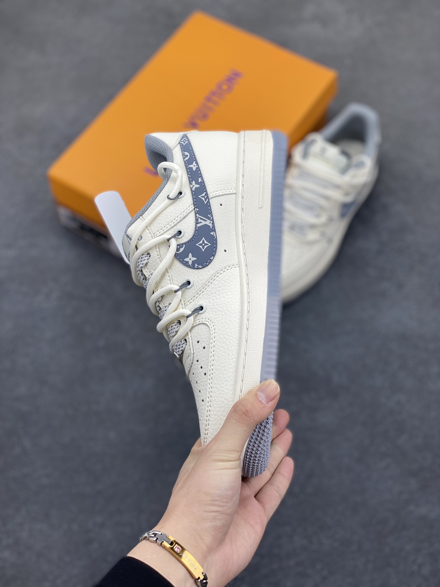 图片[3]-NIke Air Force 1 \’07 Low “LV联名——灰花纹抽绳”空军一号 低帮 运动鞋 休闲鞋 折边针车 工艺难度大 原楦头原纸板 原装鞋盒 定制五金配件 内置全掌气垫 原厂鞋底 货号：DM6868-065 尺码：36 36.5 37.5 38 38.5 39 40 40.5 41 42 42.5 43 44 44.5 45-选品中心