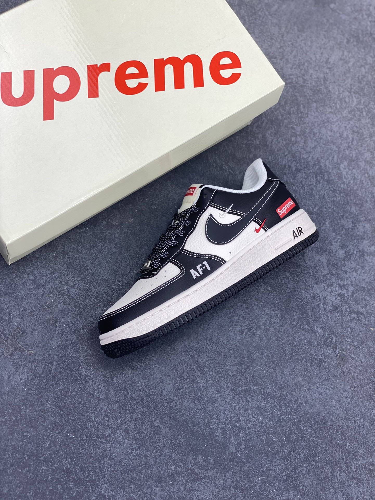 图片[7]-NIke Air Force 1 \’07 Low “Supreme联名——米黑AF1”空军一号 低帮 运动鞋 休闲鞋 折边针车 工艺难度大 原楦头原纸板 原装鞋盒 定制五金配件 内置全掌气垫 原厂鞋底 货号：HH7518-053 尺码：36 36.5 37.5 38 38.5 39 40 40.5 41 42 42.5 43 44 44.5 45-选品中心