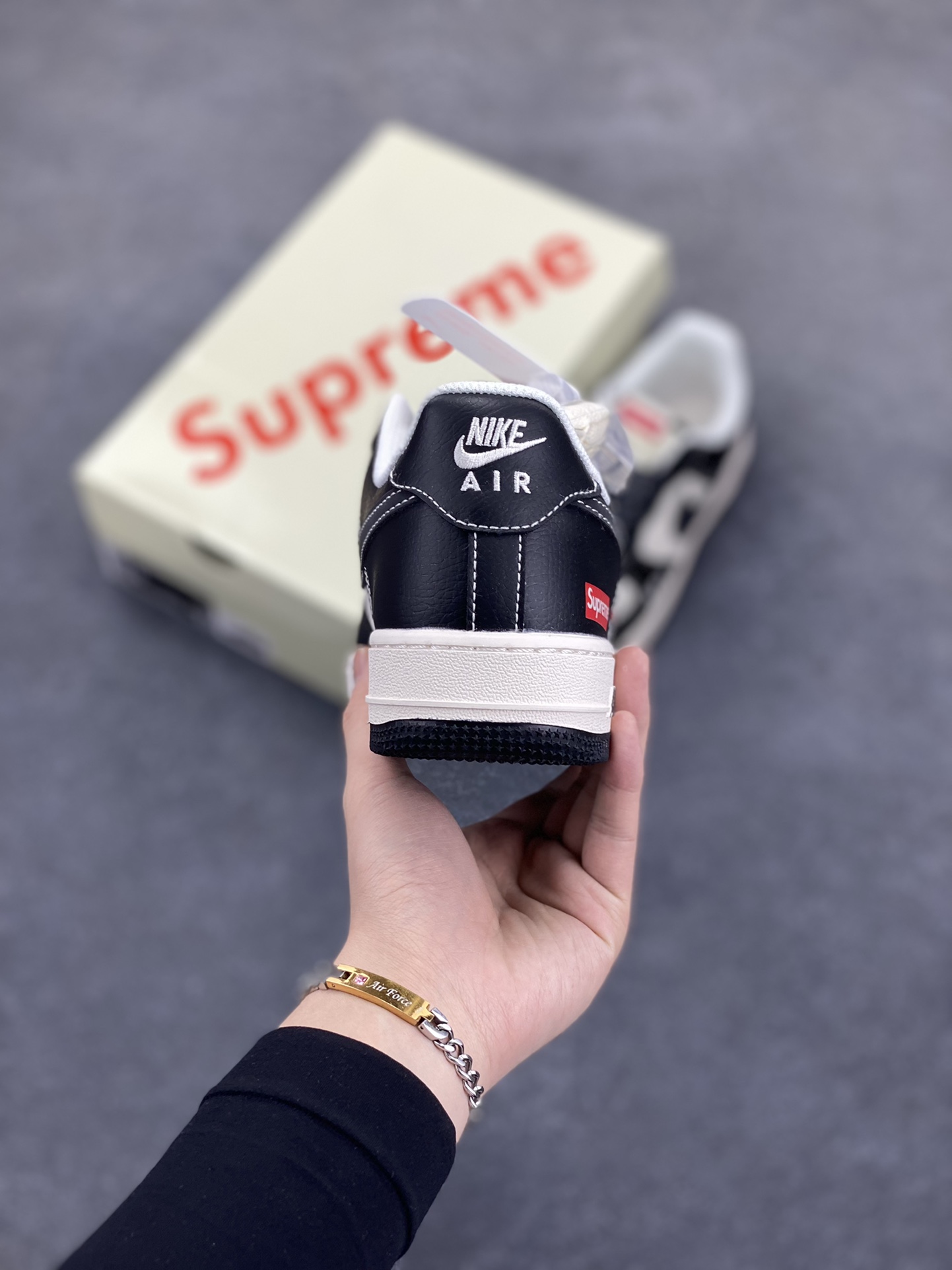 图片[4]-NIke Air Force 1 \’07 Low “Supreme联名——米黑AF1”空军一号 低帮 运动鞋 休闲鞋 折边针车 工艺难度大 原楦头原纸板 原装鞋盒 定制五金配件 内置全掌气垫 原厂鞋底 货号：HH7518-053 尺码：36 36.5 37.5 38 38.5 39 40 40.5 41 42 42.5 43 44 44.5 45-选品中心