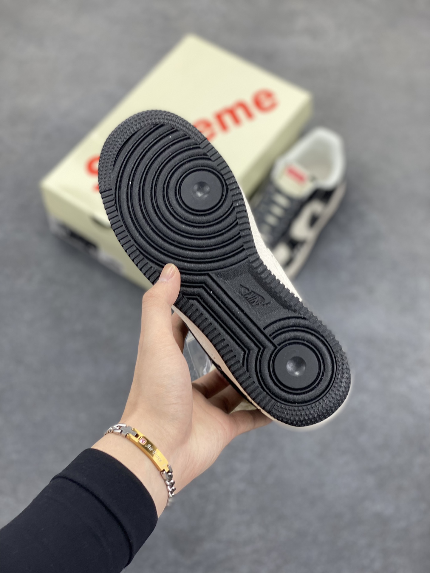 图片[5]-NIke Air Force 1 \’07 Low “Supreme联名——米黑AF1”空军一号 低帮 运动鞋 休闲鞋 折边针车 工艺难度大 原楦头原纸板 原装鞋盒 定制五金配件 内置全掌气垫 原厂鞋底 货号：HH7518-053 尺码：36 36.5 37.5 38 38.5 39 40 40.5 41 42 42.5 43 44 44.5 45-选品中心