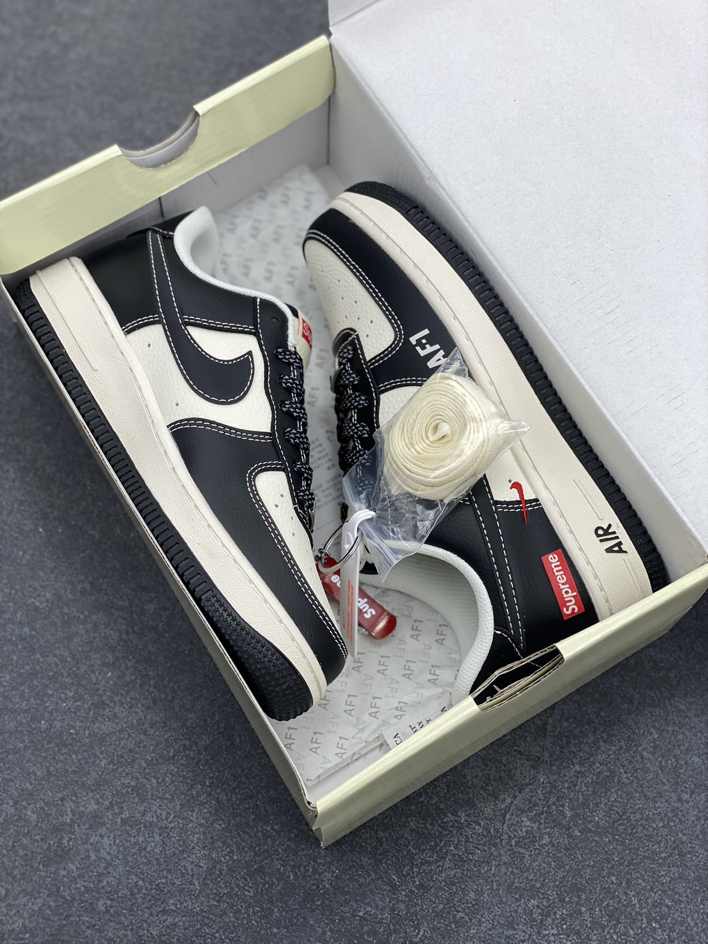 图片[9]-NIke Air Force 1 \’07 Low “Supreme联名——米黑AF1”空军一号 低帮 运动鞋 休闲鞋 折边针车 工艺难度大 原楦头原纸板 原装鞋盒 定制五金配件 内置全掌气垫 原厂鞋底 货号：HH7518-053 尺码：36 36.5 37.5 38 38.5 39 40 40.5 41 42 42.5 43 44 44.5 45-选品中心