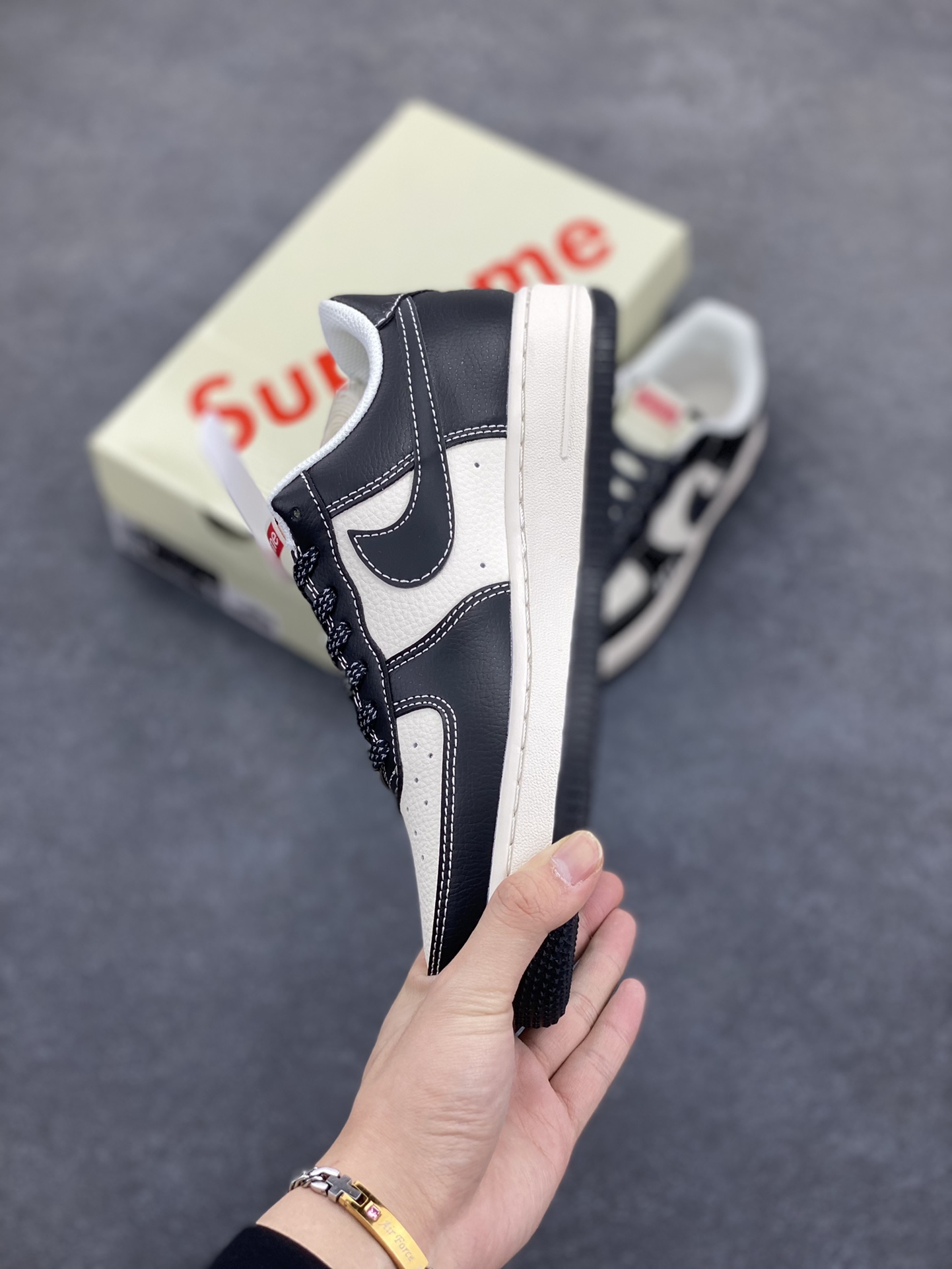 图片[3]-NIke Air Force 1 \’07 Low “Supreme联名——米黑AF1”空军一号 低帮 运动鞋 休闲鞋 折边针车 工艺难度大 原楦头原纸板 原装鞋盒 定制五金配件 内置全掌气垫 原厂鞋底 货号：HH7518-053 尺码：36 36.5 37.5 38 38.5 39 40 40.5 41 42 42.5 43 44 44.5 45-选品中心