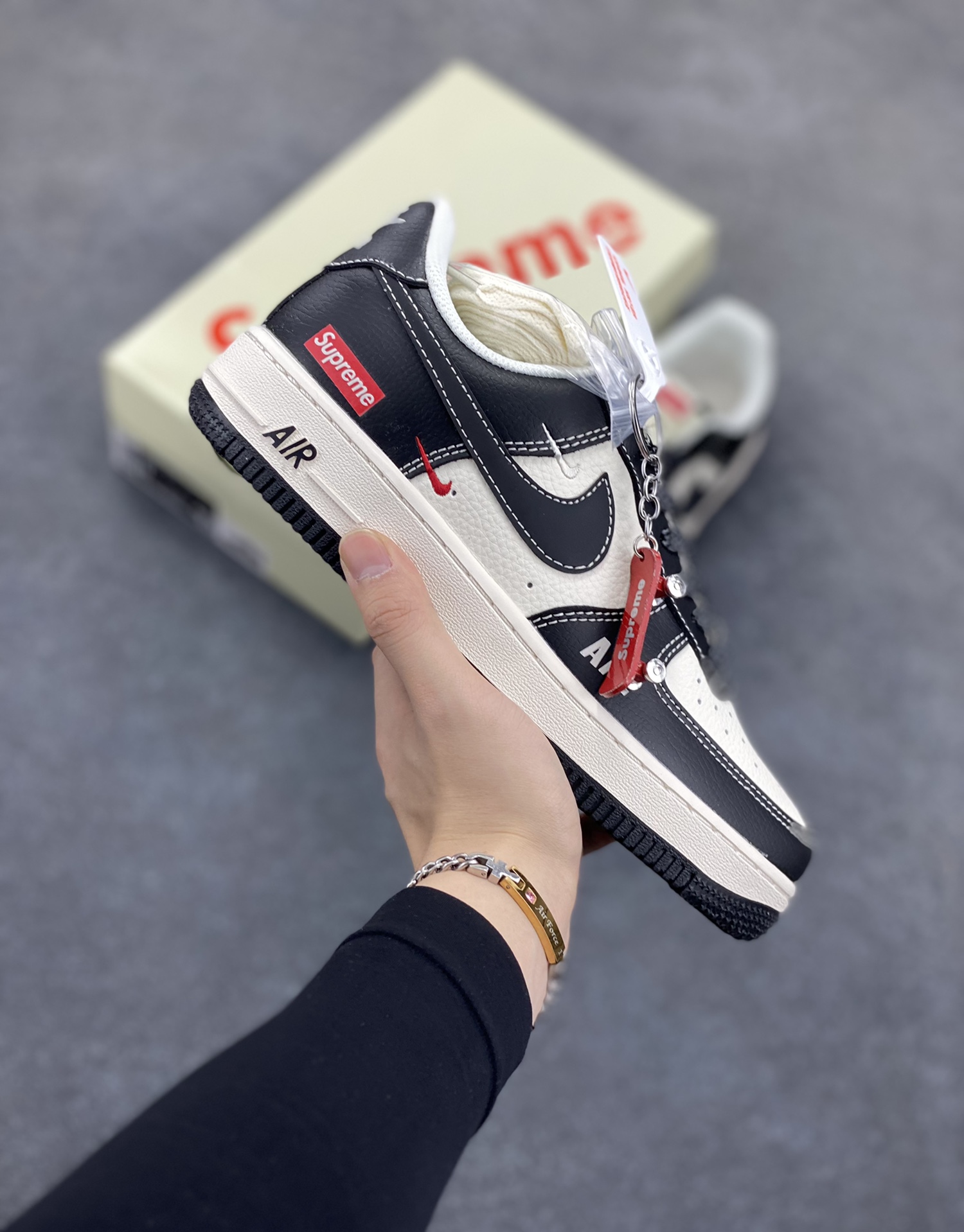 NIke Air Force 1 \’07 Low “Supreme联名——米黑AF1”空军一号 低帮 运动鞋 休闲鞋 折边针车 工艺难度大 原楦头原纸板 原装鞋盒 定制五金配件 内置全掌气垫 原厂鞋底 货号:HH7518-053 尺码:36 36.5 37.5 38 38.5 39 40 40.5 41 42 42.5 43 44 44.5 45-选品中心