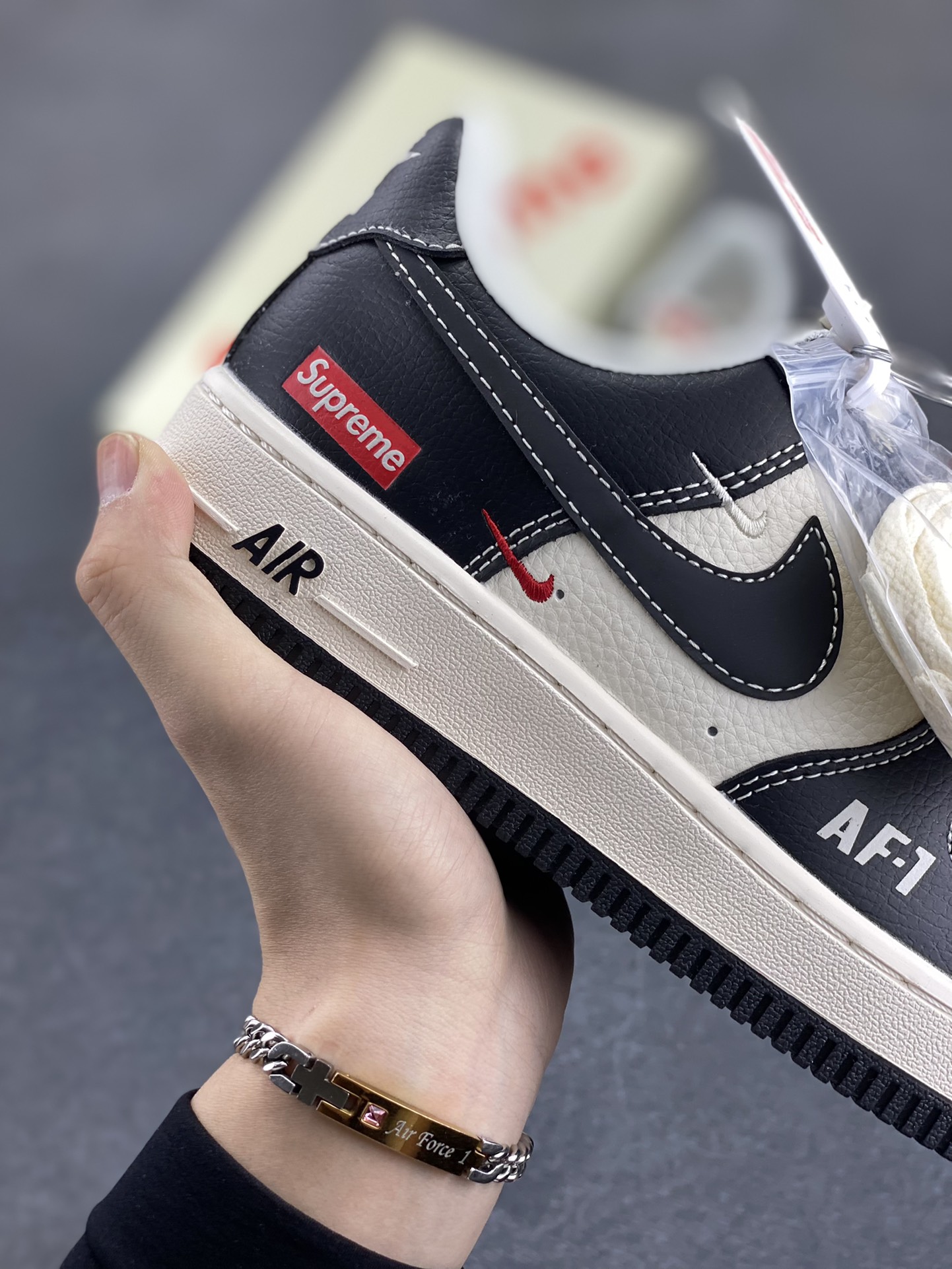 图片[6]-NIke Air Force 1 \’07 Low “Supreme联名——米黑AF1”空军一号 低帮 运动鞋 休闲鞋 折边针车 工艺难度大 原楦头原纸板 原装鞋盒 定制五金配件 内置全掌气垫 原厂鞋底 货号：HH7518-053 尺码：36 36.5 37.5 38 38.5 39 40 40.5 41 42 42.5 43 44 44.5 45-选品中心