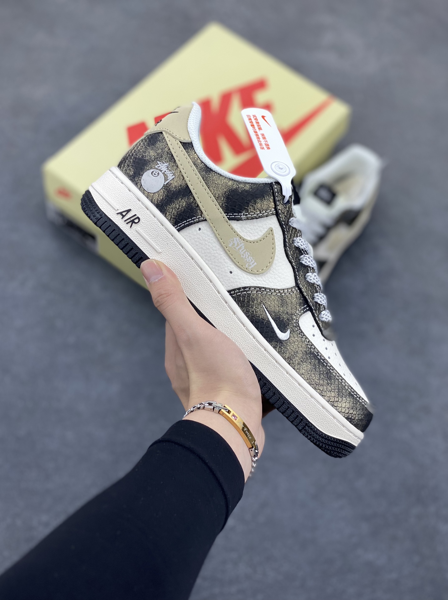NIke Air Force 1 \’07 Low “斯图西联名——渐变蛇纹”空军一号 低帮 运动鞋 休闲鞋 折边针车 工艺难度大 原楦头原纸板 原装鞋盒 定制五金配件 内置全掌气垫 原厂鞋底 货号:XS1958-556 尺码:36 36.5 37.5 38 38.5 39 40 40.5 41 42 42.5 43 44 44.5 45-选品中心