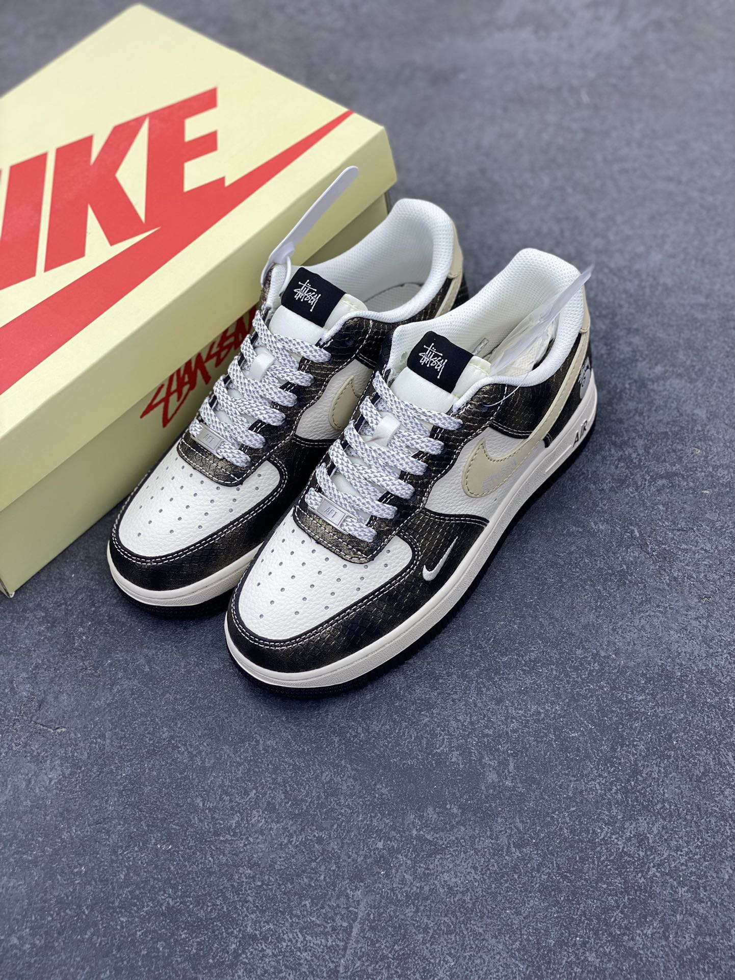 图片[8]-NIke Air Force 1 \’07 Low “斯图西联名——渐变蛇纹”空军一号 低帮 运动鞋 休闲鞋 折边针车 工艺难度大 原楦头原纸板 原装鞋盒 定制五金配件 内置全掌气垫 原厂鞋底 货号：XS1958-556 尺码：36 36.5 37.5 38 38.5 39 40 40.5 41 42 42.5 43 44 44.5 45-选品中心
