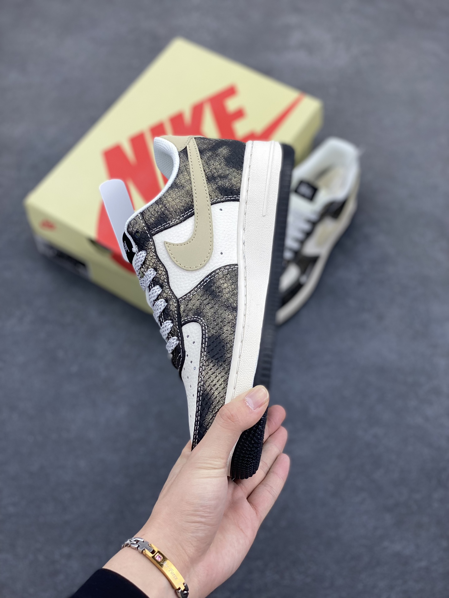 图片[3]-NIke Air Force 1 \’07 Low “斯图西联名——渐变蛇纹”空军一号 低帮 运动鞋 休闲鞋 折边针车 工艺难度大 原楦头原纸板 原装鞋盒 定制五金配件 内置全掌气垫 原厂鞋底 货号：XS1958-556 尺码：36 36.5 37.5 38 38.5 39 40 40.5 41 42 42.5 43 44 44.5 45-选品中心