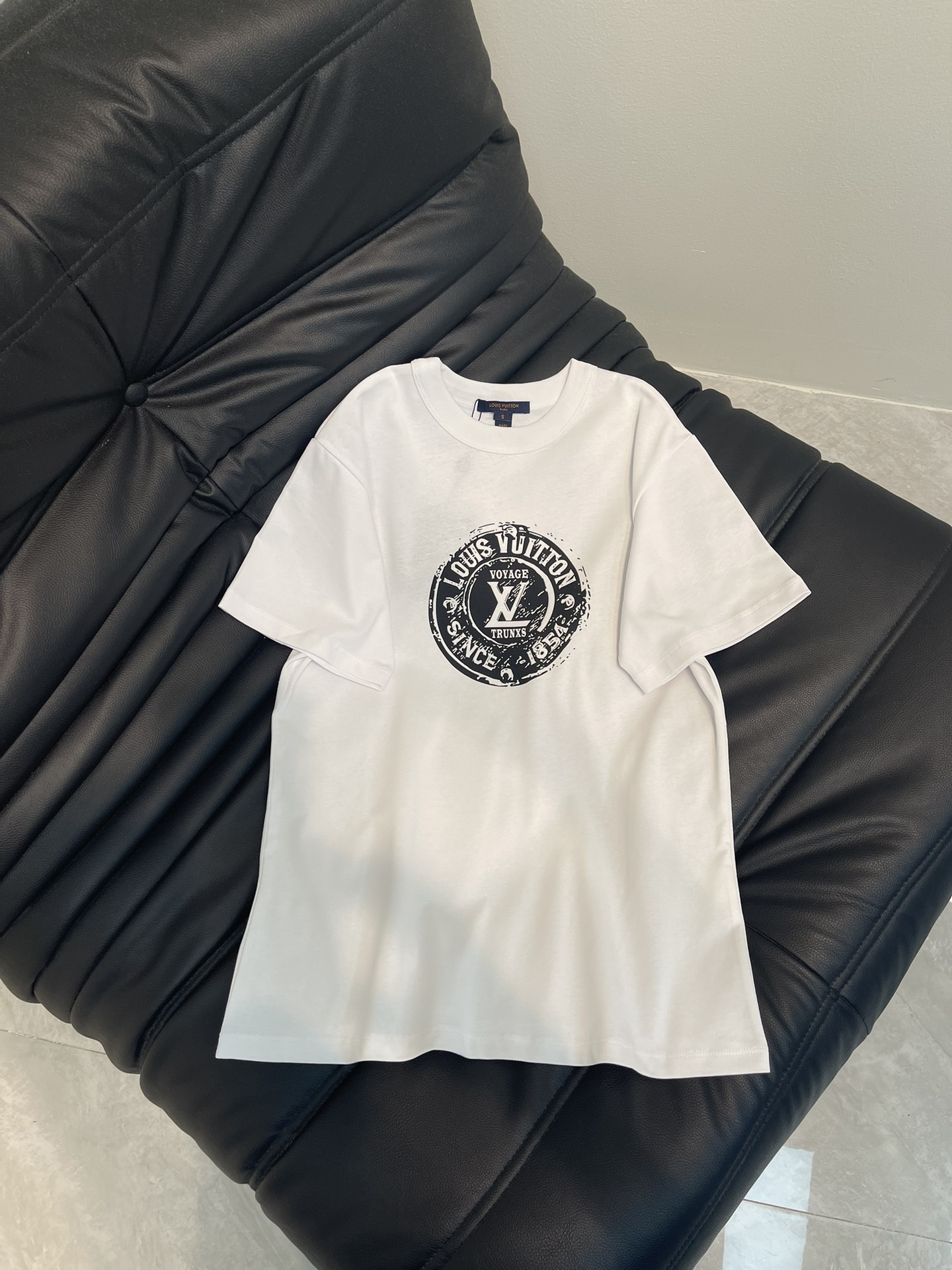 NO:331301,Louis Vuitton*25 Spring and Summer New Logo Pattern Print Loose Short Sleeve T-shirt with Chest Logo Logo Pattern Print, Fashionable and Personalized Super versatile Classic round neck style, not picky at all, the upper body is age-reducing and cool, and you can wear it with a cool and youthful look that you can reduce your age-reducing SML,,louis vuitton,T-shirt,tees,t-shirt,alexander wang19860909Louis Vuitton*25春夏新款徽标图案印花宽松短袖T恤 胸前logo徽标图案印花,时尚又个性 超级百搭 经典的圆领版型,完全不挑身材 上身减龄又酷 随便搭配都能穿出青春减龄的酷帅感 SML,,louis vuitton,T-shirt,tees，t-shirt,alexander wang,Women's clothing