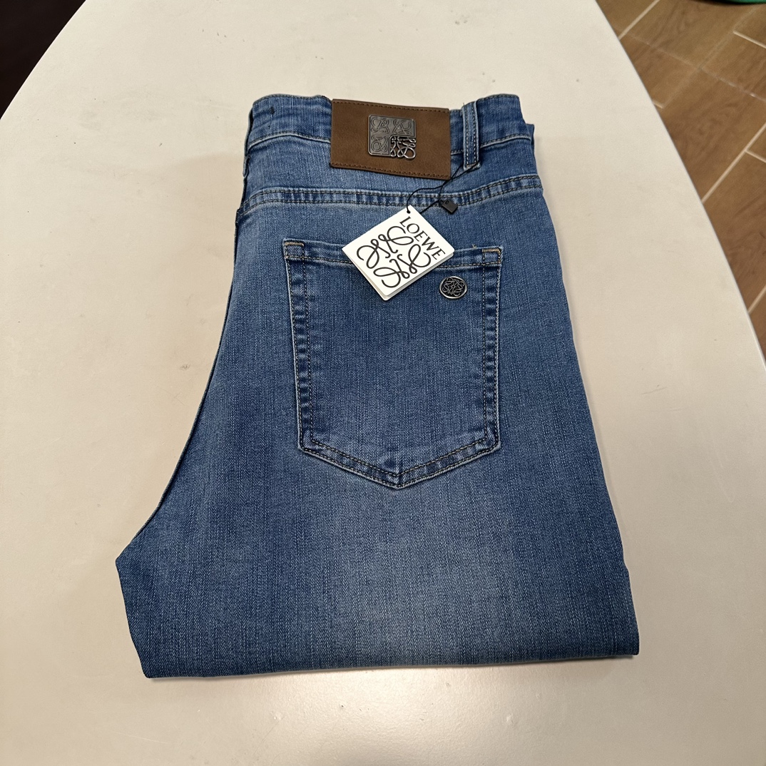 NO:141930,LOE Loewe exclusively offers new jeans, high-end version!  Customized fabrics for counters are breathable and comfortable, with impeccable details, and the brand element design concept reflects high quality. The feel is delicate and soft!  It is casually cut, with a great upper body style!  Number of codes 29-38 None 37, loewe, loewe, jeans, alexander wang19860909LOE 罗意威独家专供新款 牛仔裤,高端版本！专柜定制面料 透气舒适度高,细节无可挑剔,品牌元素设计理念,体现高品质.手感细腻柔软！呈现休闲裁剪,上身版型超赞！ 码数29-38 无37,,loewe,loewe,jeans,alexander wang,Men's clothing
