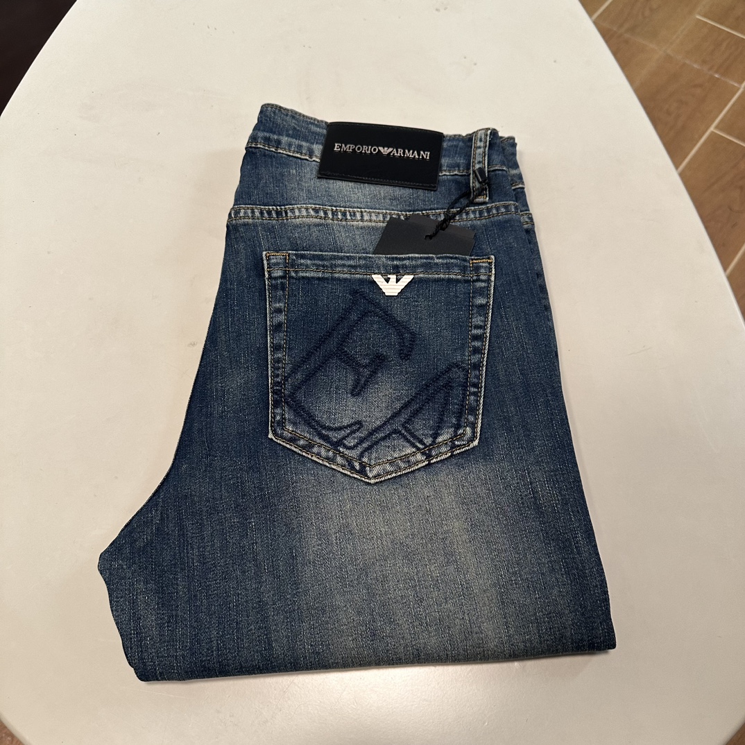 NO:145425,Armani exclusively available for new jeans, high-end version!  Customized fabrics for counters are breathable and comfortable, with impeccable details, and the brand element design concept reflects high quality. The feel is delicate and soft!  It is casually cut, with a great upper body style!  Number of codes 29-38 None 37, Armani,jeans,alexander wang19860909阿玛尼 独家专供新款 牛仔裤,高端版本！专柜定制面料 透气舒适度高,细节无可挑剔,品牌元素设计理念,体现高品质.手感细腻柔软！呈现休闲裁剪,上身版型超赞！ 码数29-38 无37,,armani,jeans,alexander wang,Men's clothing