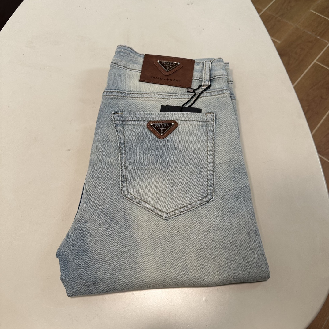 NO:141928,PRA Prada exclusively for new jeans, high-end version!  Customized fabrics for counters are breathable and comfortable, with impeccable details, and the brand element design concept reflects high quality. The feel is delicate and soft!  It is casually cut, with a great upper body style!  Number of codes 29-38 None 37, prada, prada, jeans, alexander wang19860909PRA 普拉达独家专供新款 牛仔裤,高端版本！专柜定制面料 透气舒适度高,细节无可挑剔,品牌元素设计理念,体现高品质.手感细腻柔软！呈现休闲裁剪,上身版型超赞！ 码数29-38 无37,,prada,prada,jeans,alexander wang,Men's clothing
