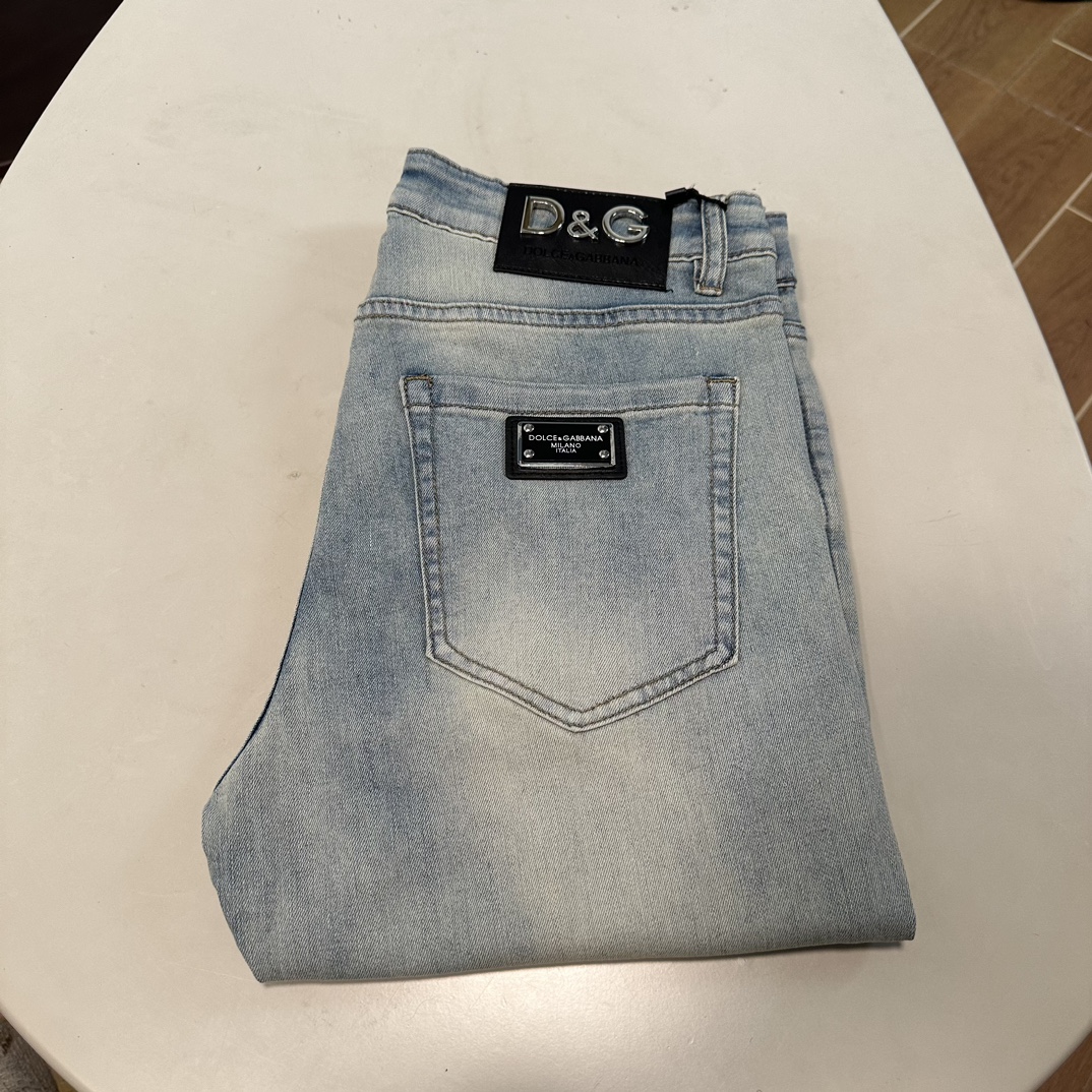 NO:141926,DG Dolce & Gabbana exclusively offers new jeans, high-end version!  Customized fabrics for counters are breathable and comfortable, with impeccable details, and the brand element design concept reflects high quality. The feel is delicate and soft!  It is casually cut, with a great upper body style!  Number of codes 29-38 None 37, Dolce & Gabbana, Dolce & Gabbana, jeans, alexander wang19860909DG 杜嘉班纳独家专供新款 牛仔裤,高端版本！专柜定制面料 透气舒适度高,细节无可挑剔,品牌元素设计理念,体现高品质.手感细腻柔软！呈现休闲裁剪,上身版型超赞！ 码数29-38 无37,,Dolce&Gabbana,Dolce&Gabbana,jeans,alexander wang,Men's clothing