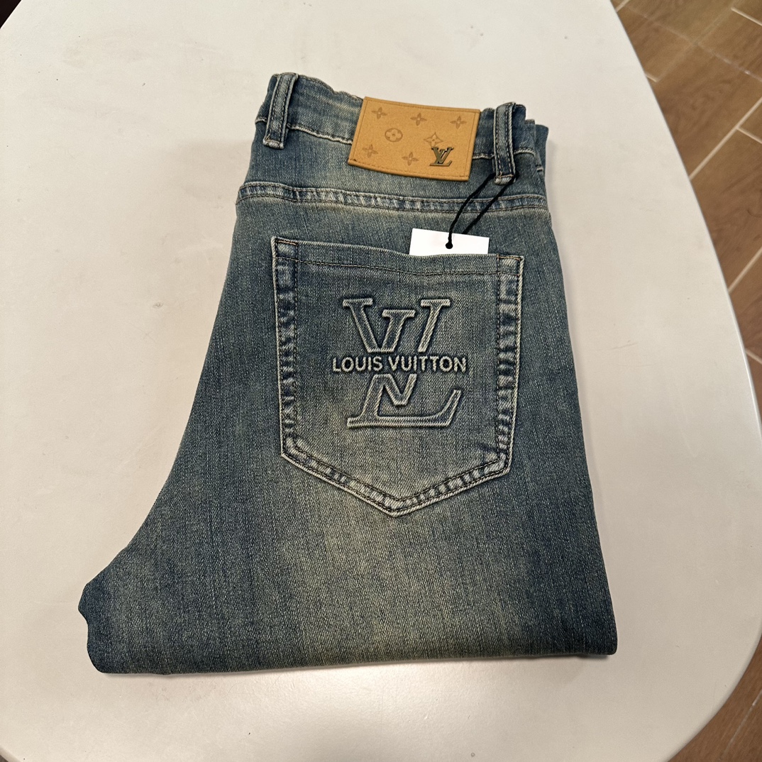 NO:151042,LV Louis Vuitton exclusively for new jeans, high-end version!  Customized fabrics for counters are breathable and comfortable, with impeccable details, and the brand element design concept reflects high quality. The feel is delicate and soft!  It is casually cut, with a great upper body style!  Count 29-38 None 37, louis vuitton,louis vuitton,jeans,alexander wang19860909LV路易威登 独家专供新款 牛仔裤,高端版本！专柜定制面料 透气舒适度高,细节无可挑剔,品牌元素设计理念,体现高品质.手感细腻柔软！呈现休闲裁剪,上身版型超赞！ 码数29-38 无37,,louis vuitton,louis vuitton,jeans,alexander wang,Men's clothing