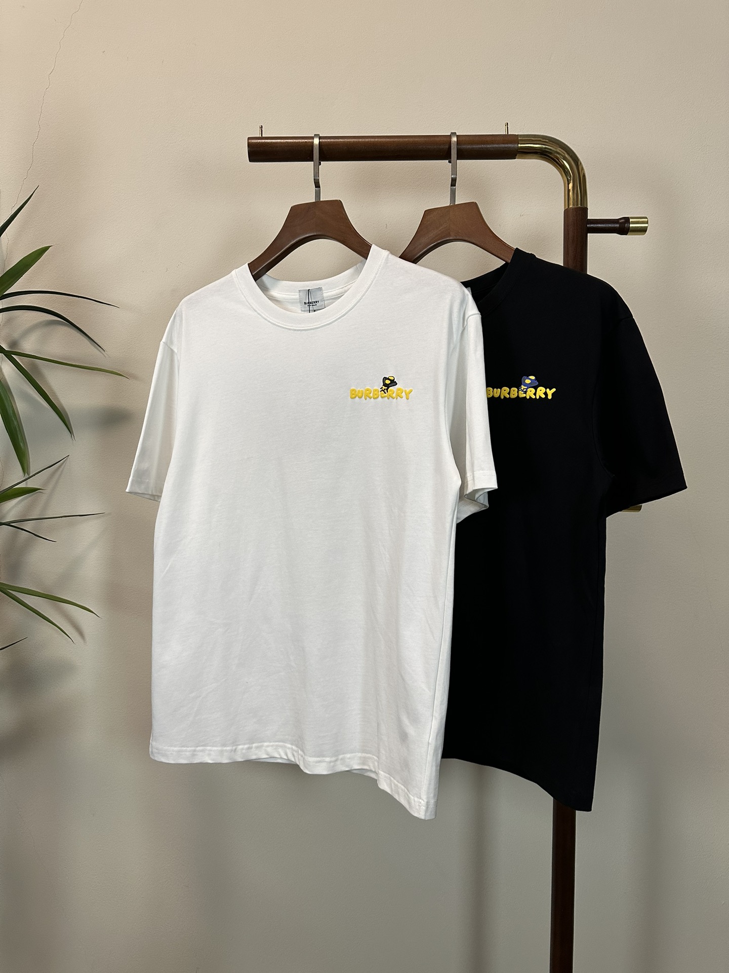 NO:145491,BBR Burberry 2025 new round neck short-sleeved T-shirt high-end version!  Customized fabrics for counters are breathable and comfortable, with impeccable details, and the brand element design concept reflects high quality. The feel is delicate and soft!  It is casually cut, with a great upper body style!  Code number M-3XL, burberry, T-shirt,tees, t-shirt,alexander wang19860909BBR 巴宝莉2025新款 圆领 短袖 T恤 高端版本！专柜定制面料 透气舒适度高,细节无可挑剔,品牌元素设计理念,体现高品质.手感细腻柔软！呈现休闲裁剪,上身版型超赞！ 码数M-3XL,,burberry,T-shirt,tees，t-shirt,alexander wang,Men's clothing