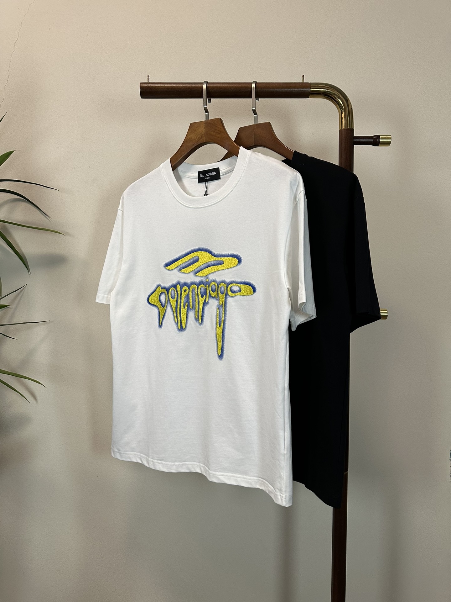 NO:145478,BLCG Paris 2025 new round neck short-sleeved T-shirt high-end version!  Customized fabrics for counters are breathable and comfortable, with impeccable details, and the brand element design concept reflects high quality. The feel is delicate and soft!  It is casually cut, with a great upper body style!  Code number M-3XL, T-shirt,tees,t-shirt,alexander wang19860909BLCG 巴黎 2025新款 圆领 短袖 T恤 高端版本！专柜定制面料 透气舒适度高,细节无可挑剔,品牌元素设计理念,体现高品质.手感细腻柔软！呈现休闲裁剪,上身版型超赞！ 码数M-3XL,,T-shirt,tees，t-shirt,alexander wang,Men's clothing