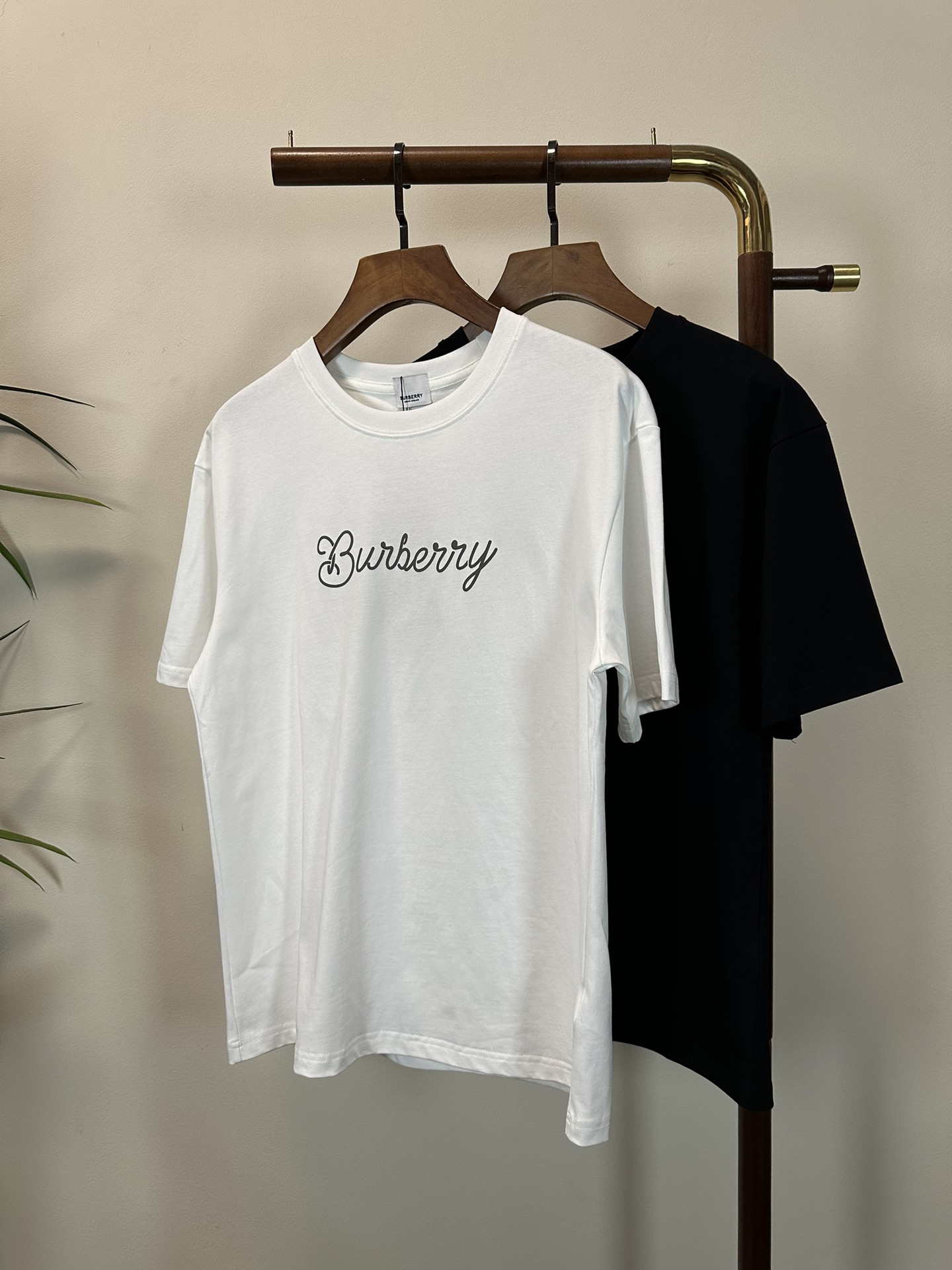 NO:145470,BBR Burberry 2025 new round neck short-sleeved T-shirt high-end version!  Customized fabrics for counters are breathable and comfortable, with impeccable details, and the brand element design concept reflects high quality. The feel is delicate and soft!  It is casually cut, with a great upper body style!  Code number M-3XL, burberry, T-shirt,tees, t-shirt,alexander wang19860909BBR 巴宝莉2025新款 圆领 短袖 T恤 高端版本！专柜定制面料 透气舒适度高,细节无可挑剔,品牌元素设计理念,体现高品质.手感细腻柔软！呈现休闲裁剪,上身版型超赞！ 码数M-3XL,,burberry,T-shirt,tees，t-shirt,alexander wang,Men's clothing