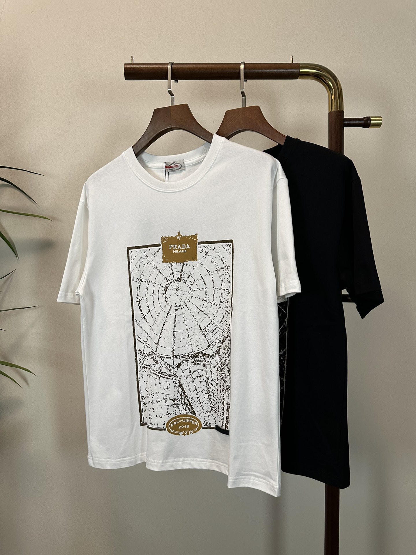 NO:145462,PRA Prada 2025 new round neck short-sleeved T-shirt high-end version!  Customized fabrics for counters are breathable and comfortable, with impeccable details, and the brand element design concept reflects high quality. The feel is delicate and soft!  It is casually cut, with a great upper body style!  Code number M-3XL, prada, prada, T-shirt,tees, t-shirt,alexander wang19860909PRA 普拉达 2025新款 圆领 短袖 T恤 高端版本！专柜定制面料 透气舒适度高,细节无可挑剔,品牌元素设计理念,体现高品质.手感细腻柔软！呈现休闲裁剪,上身版型超赞！ 码数M-3XL,,prada,prada,T-shirt,tees，t-shirt,alexander wang,Men's clothing