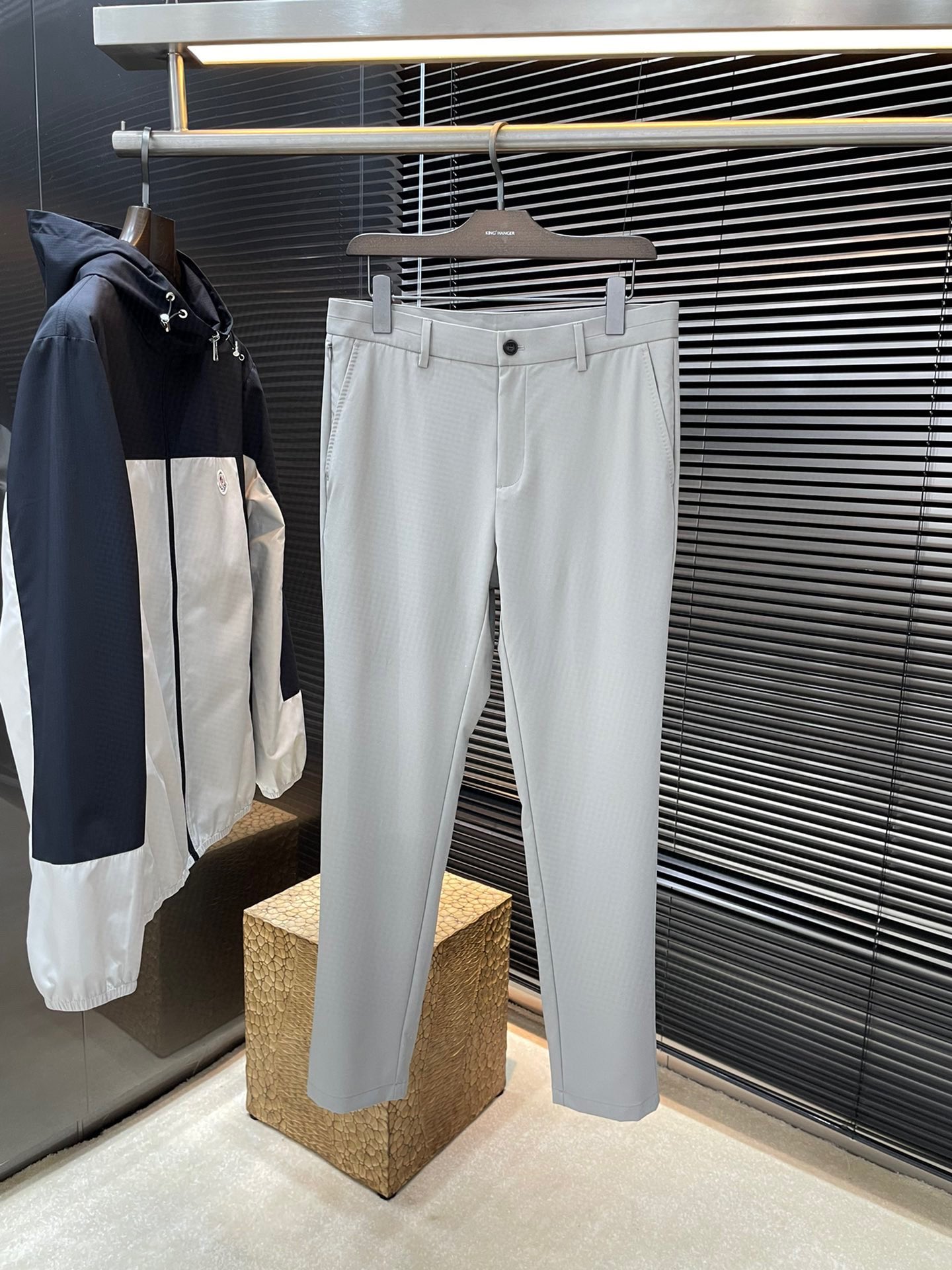 NO:140899,Thom Brwne- (Tom Brown) Spring new product, same style on the official website, you don’t want to take it off when you wear it. Fashionable and versatile casual trousers. High-quality Korean imported nylon fabric is more textured, comfortable and soft draped, and slightly better. Such a good fabric is also very rare on the market. The workmanship is really superb. The thread is fine and well-proportioned, and there is no unnecessary thread. High-quality fashion. The best product for all occasions is competent for sports or casual!  Size 30-38 (37), thom browne, alexander wang19860909Thom Brwne-（汤姆布朗）春季新品 官网同款 穿上就不想脱下来 时尚潮流百搭休闲西裤 高品质韩国进口锦纶面料 更加有质感 舒适柔软垂坠更是略胜一筹 这么好的面料市面上也是极为少有 在细节上考虑的面面俱到 做工真的极其精湛 走线细密匀称 毫无多余线头 高品质时装 无论是运动还是休闲时候都能胜任各种场合的最佳强货！尺码30-38（37）,,thom browne,alexander wang,Men's clothing