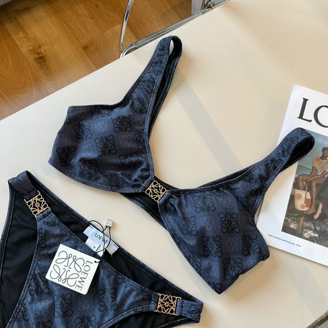 ¥
LOEWE罗意威 新款比基尼😍🥰适合多种场景的游泳衣🏊‍♀️海边 游泳池 温泉 水上乐园 漂流都可以