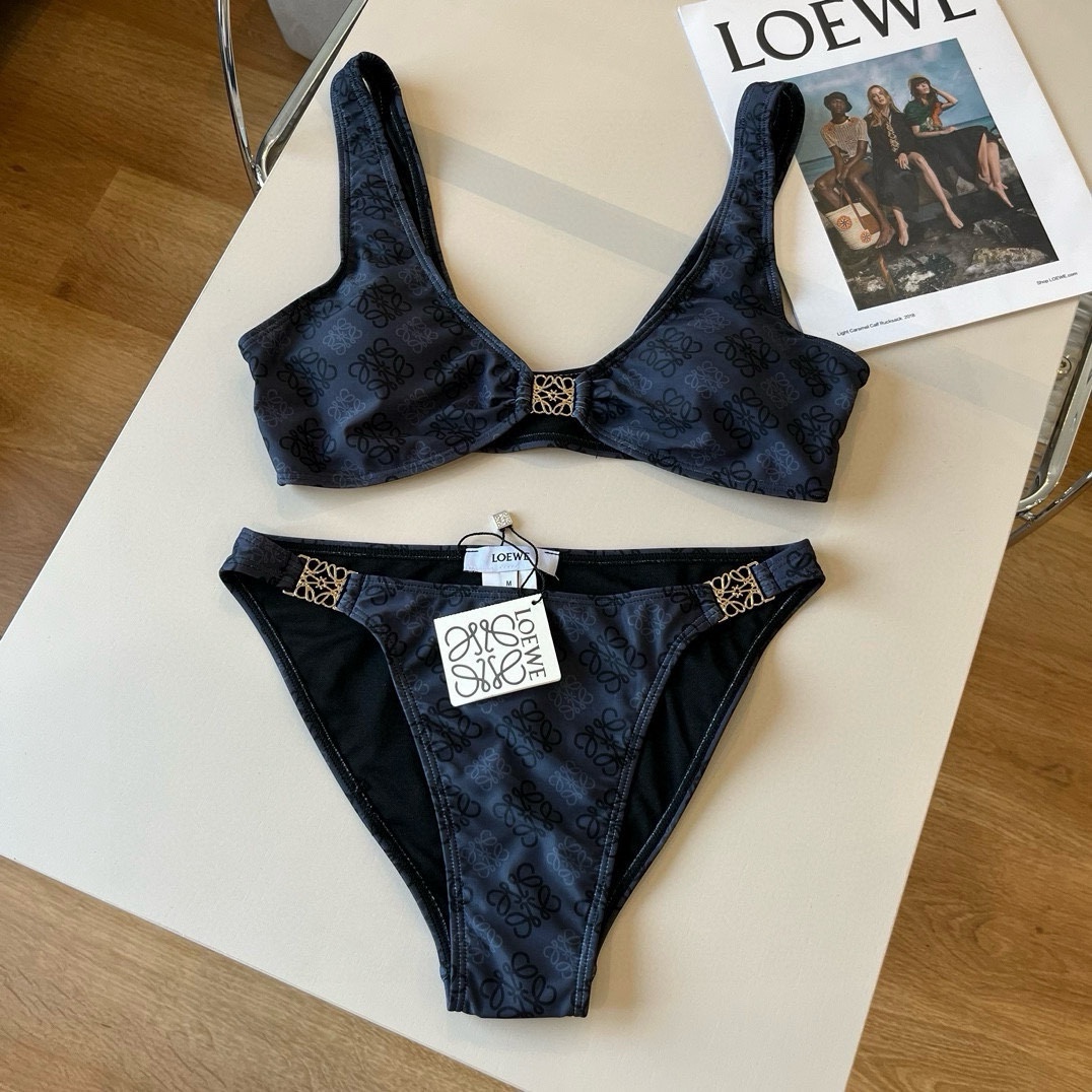 ¥
LOEWE罗意威 新款比基尼😍🥰适合多种场景的游泳衣🏊‍♀️海边 游泳池 温泉 水上乐园 漂流都可以