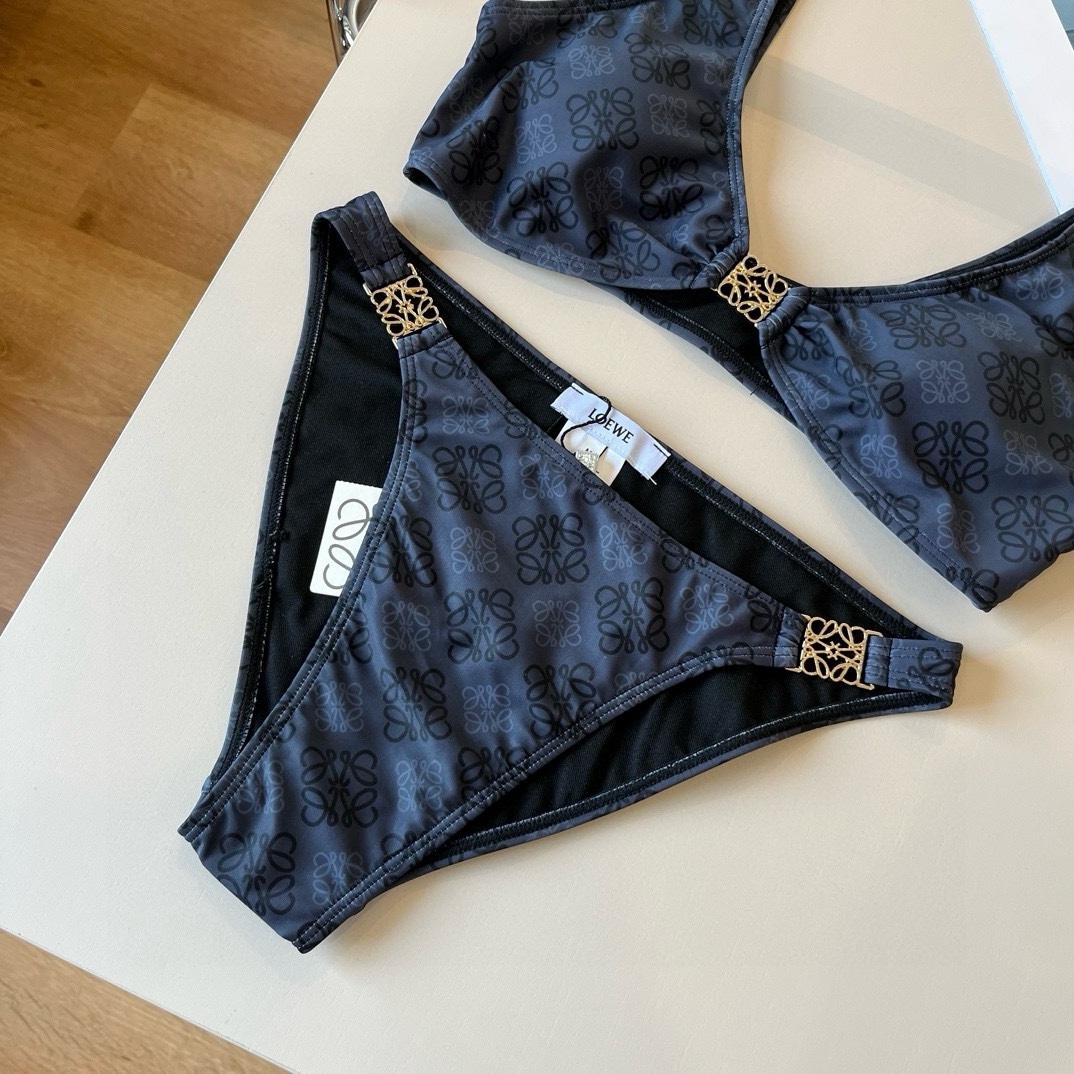 ¥
LOEWE罗意威 新款比基尼😍🥰适合多种场景的游泳衣🏊‍♀️海边 游泳池 温泉 水上乐园 漂流都可以