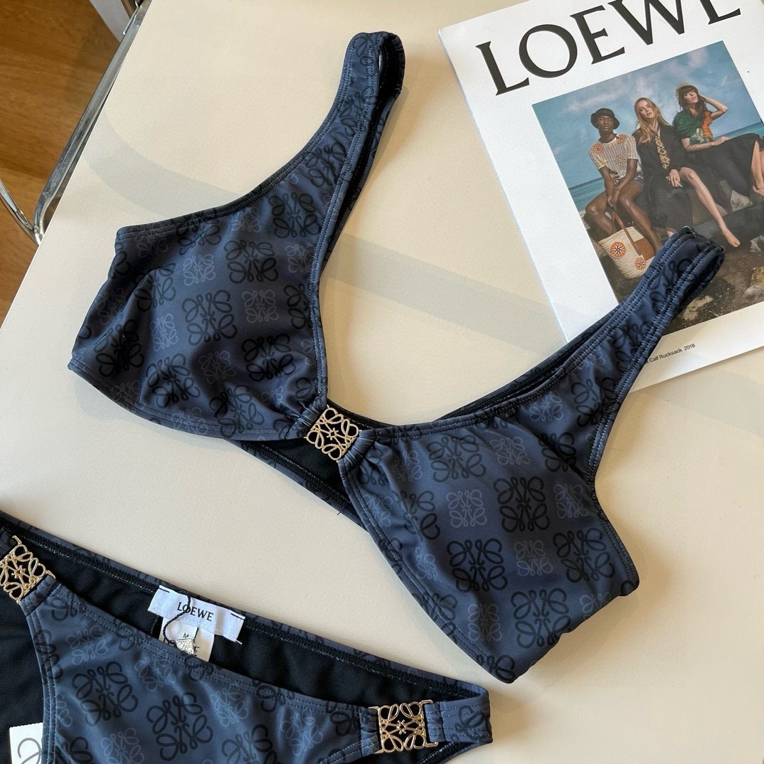 ¥
LOEWE罗意威 新款比基尼😍🥰适合多种场景的游泳衣🏊‍♀️海边 游泳池 温泉 水上乐园 漂流都可以